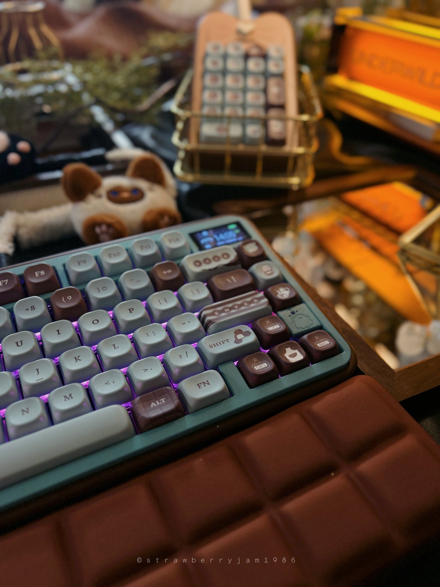 ONLY 1 INSTOCK Prebuilt Aluminum Customized Mechanical Keyboard Bear75 Mint Chocolate set with soft Wristrest without the number pad
