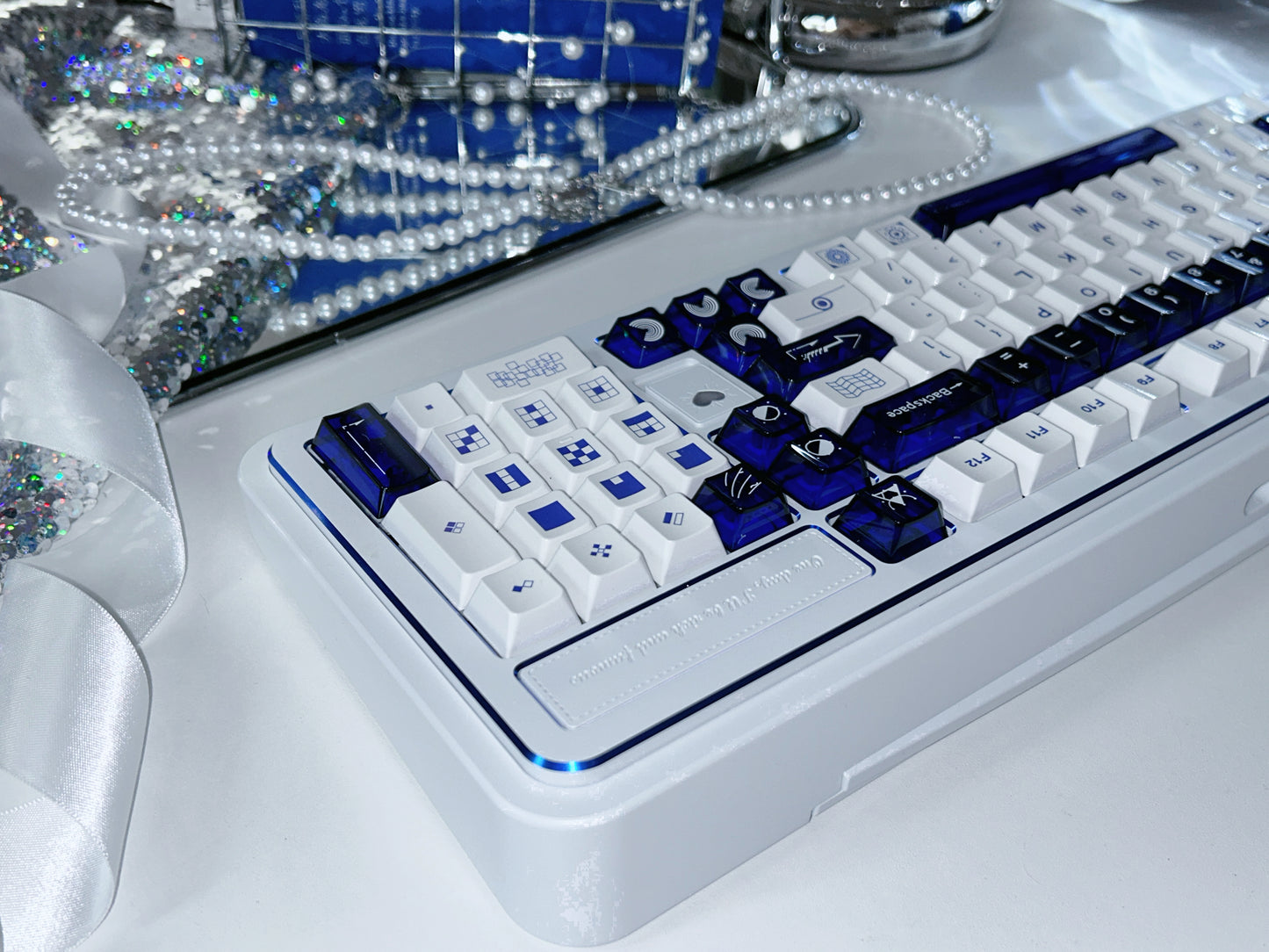 ONLY 1 Instock Prebuilt Aluminum Customized Mechanical Keyboard Rich98 Cold White Silver_Blue Highlighter Set(not including butterfly and pearl decoration)