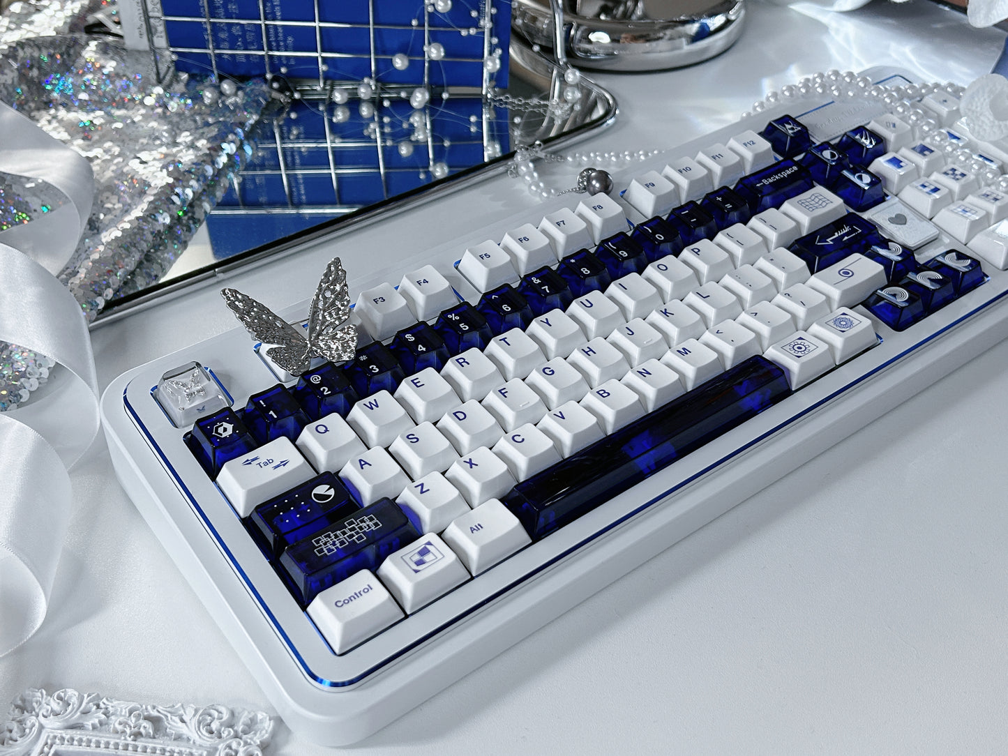 ONLY 1 Instock Prebuilt Aluminum Customized Mechanical Keyboard Rich98 Cold White Silver_Blue Highlighter Set(not including butterfly and pearl decoration)