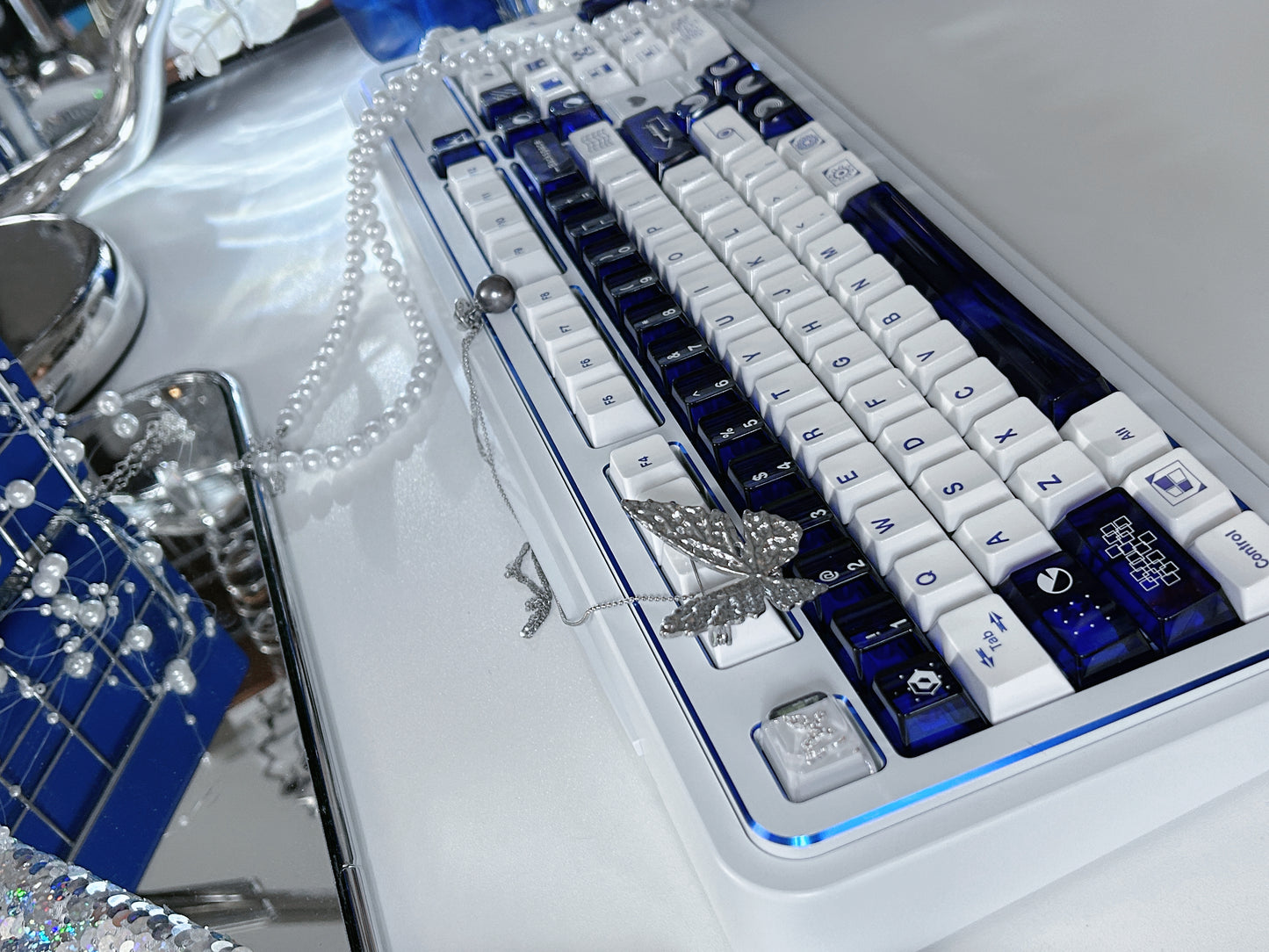 ONLY 1 Instock Prebuilt Aluminum Customized Mechanical Keyboard Rich98 Cold White Silver_Blue Highlighter Set(not including butterfly and pearl decoration)