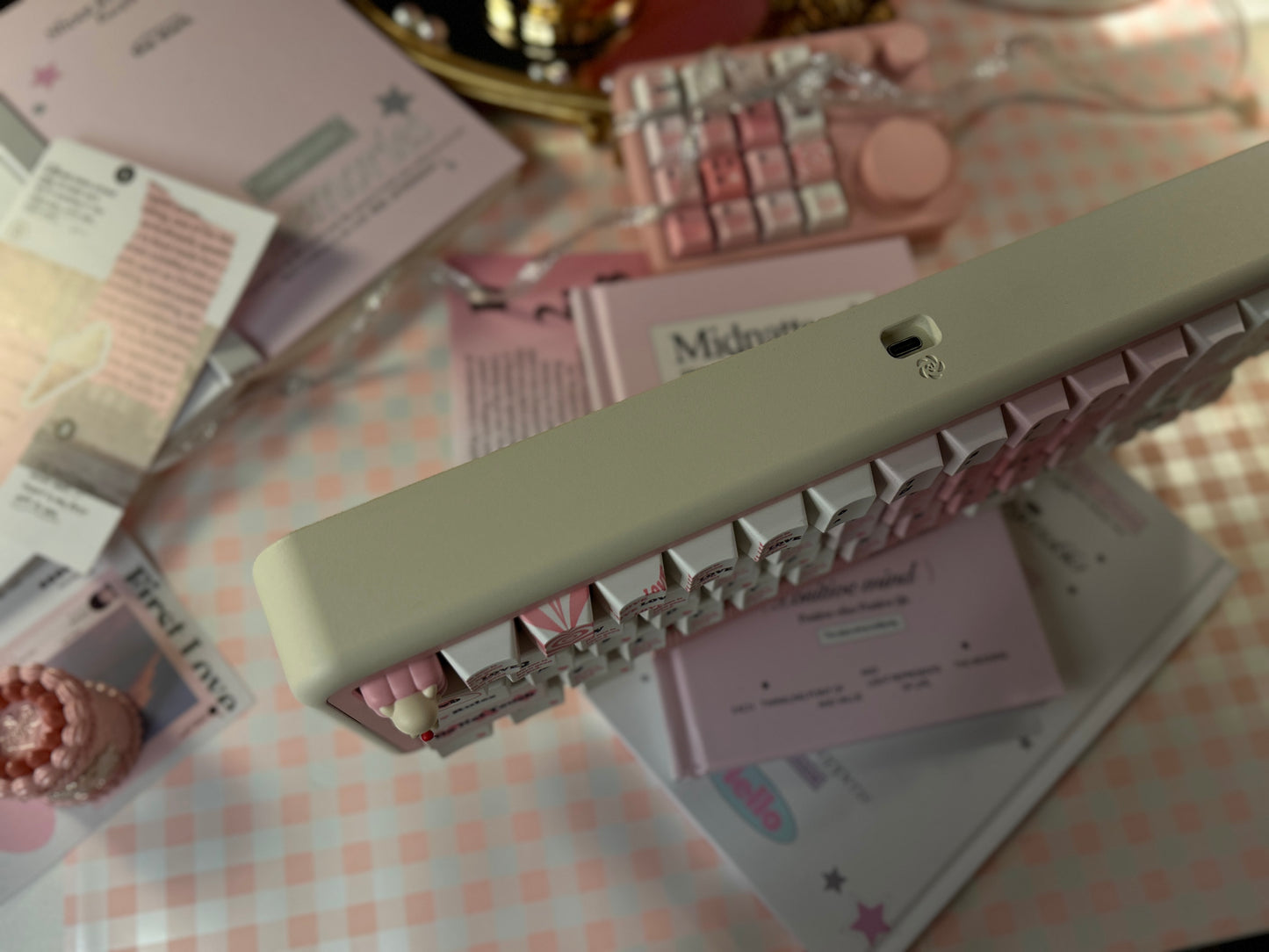 ONLY 1 INSTOCK Prebuilt Aluminum Customized Mechanical Keyboard ROSE65 Creamy Pink(not including the number pad)