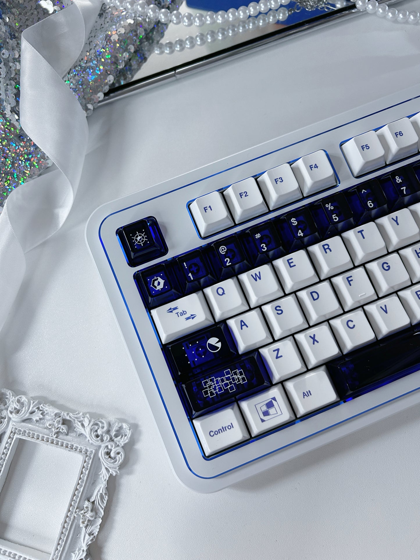 ONLY 1 Instock Prebuilt Aluminum Customized Mechanical Keyboard Rich98 Cold White Silver_Blue Highlighter Set(not including butterfly and pearl decoration)