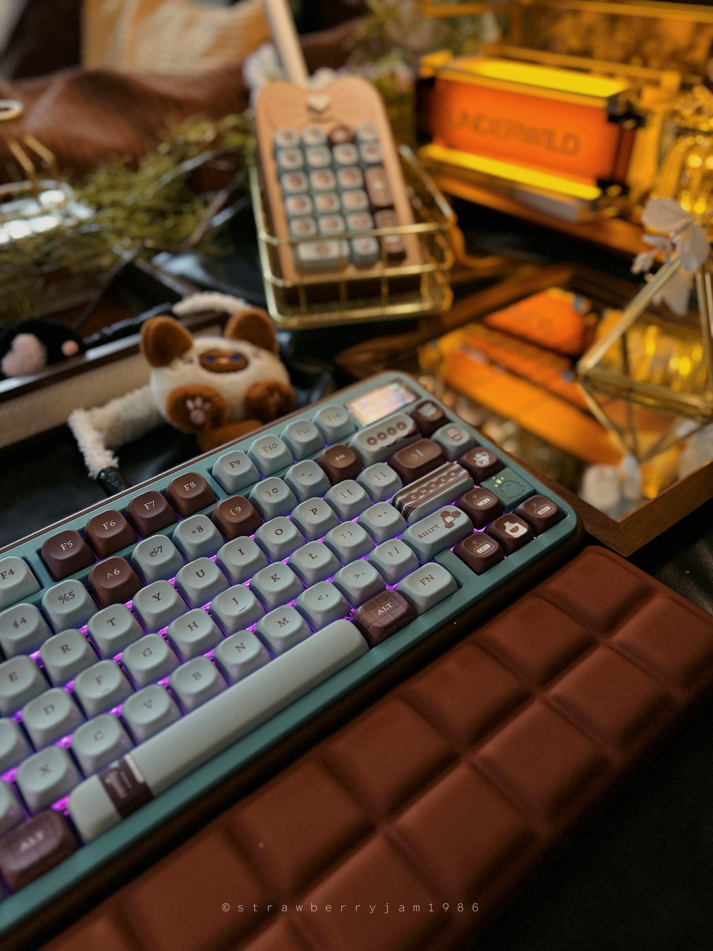 ONLY 1 INSTOCK Prebuilt Aluminum Customized Mechanical Keyboard Bear75 Mint Chocolate set with soft Wristrest without the number pad