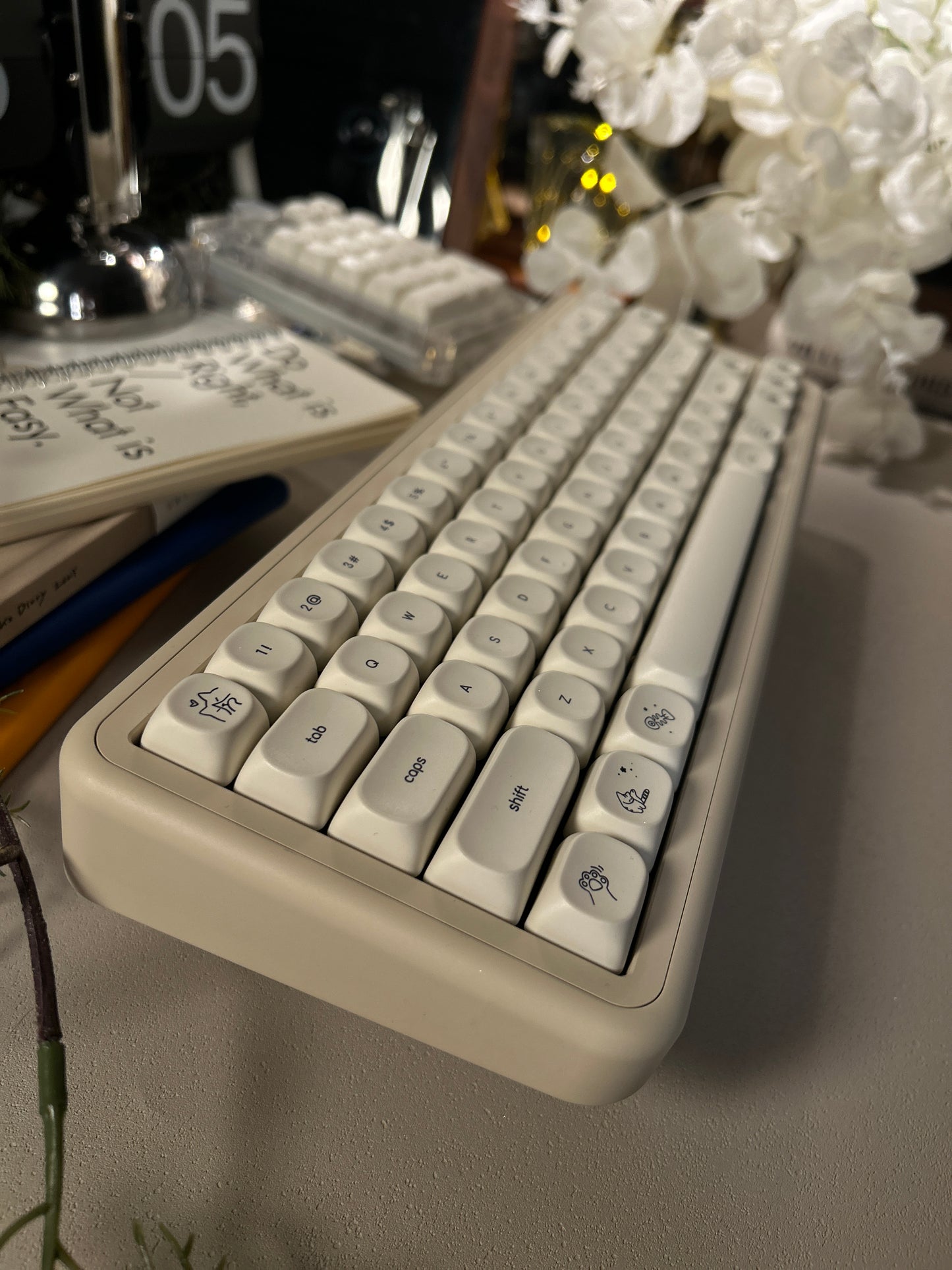 ONLY 1 INSTOCK Prebuilt Aluminum Customized Mechanical Keyboard ROSE65 Creamy white set