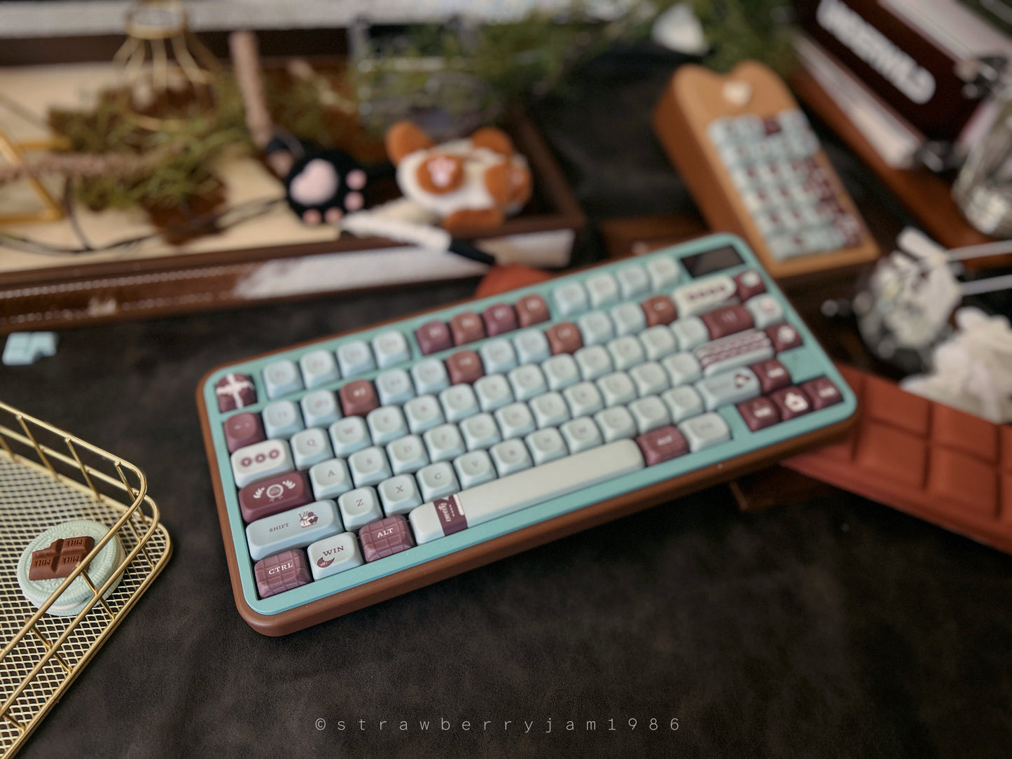 ONLY 1 INSTOCK Prebuilt Aluminum Customized Mechanical Keyboard Bear75 Mint Chocolate set with soft Wristrest without the number pad