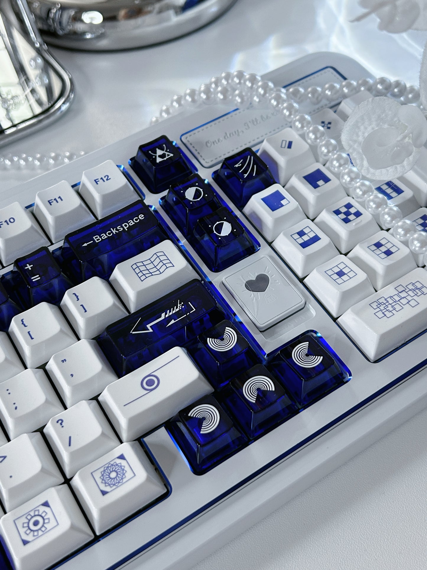 ONLY 1 Instock Prebuilt Aluminum Customized Mechanical Keyboard Rich98 Cold White Silver_Blue Highlighter Set(not including butterfly and pearl decoration)
