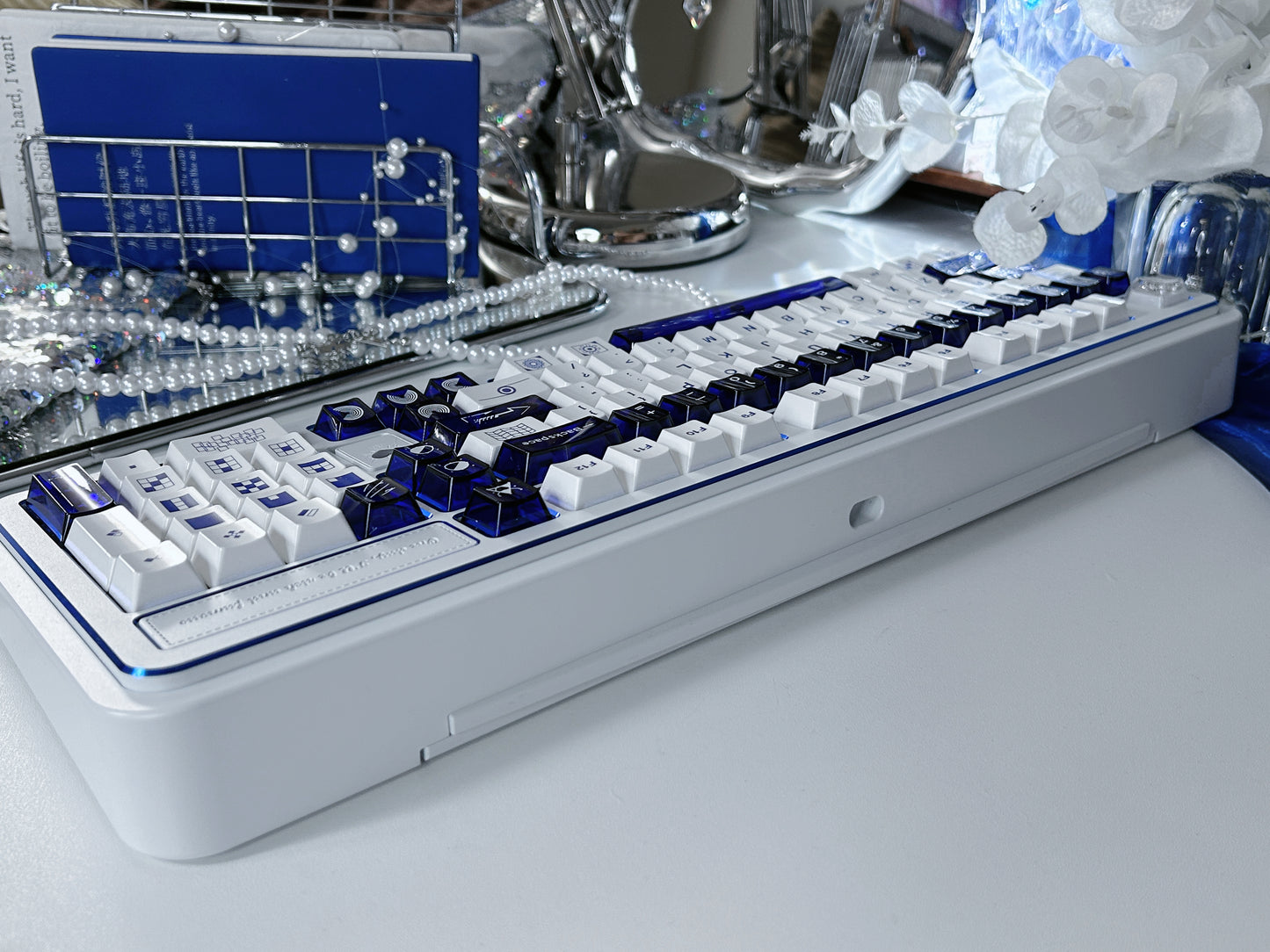 ONLY 1 Instock Prebuilt Aluminum Customized Mechanical Keyboard Rich98 Cold White Silver_Blue Highlighter Set(not including butterfly and pearl decoration)