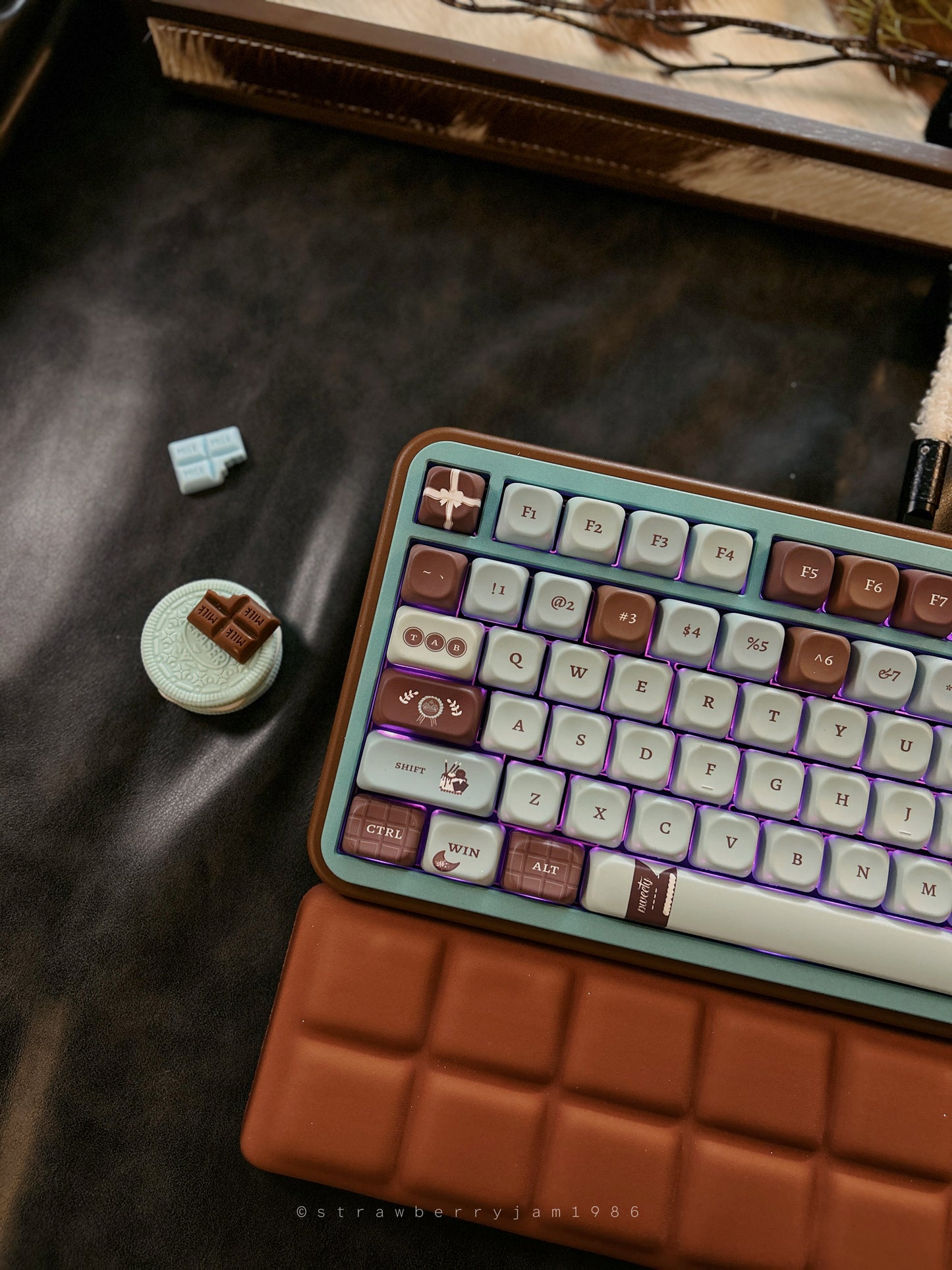 ONLY 1 INSTOCK Prebuilt Aluminum Customized Mechanical Keyboard Bear75 Mint Chocolate set with soft Wristrest without the number pad
