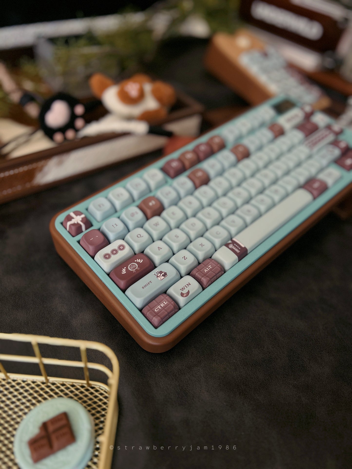 ONLY 1 INSTOCK Prebuilt Aluminum Customized Mechanical Keyboard Bear75 Mint Chocolate set with soft Wristrest without the number pad