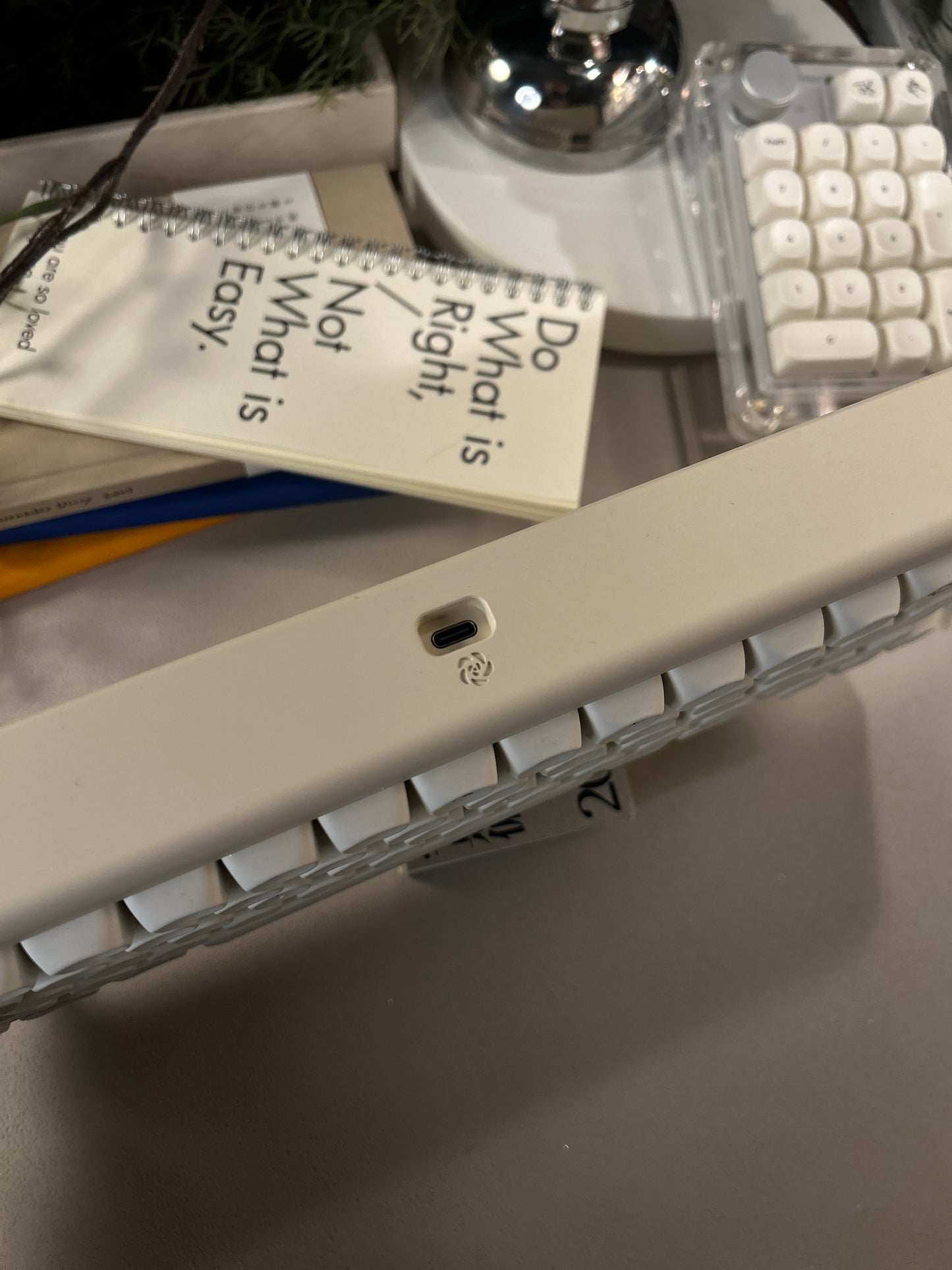 ONLY 1 INSTOCK Prebuilt Aluminum Customized Mechanical Keyboard ROSE65 Creamy white set