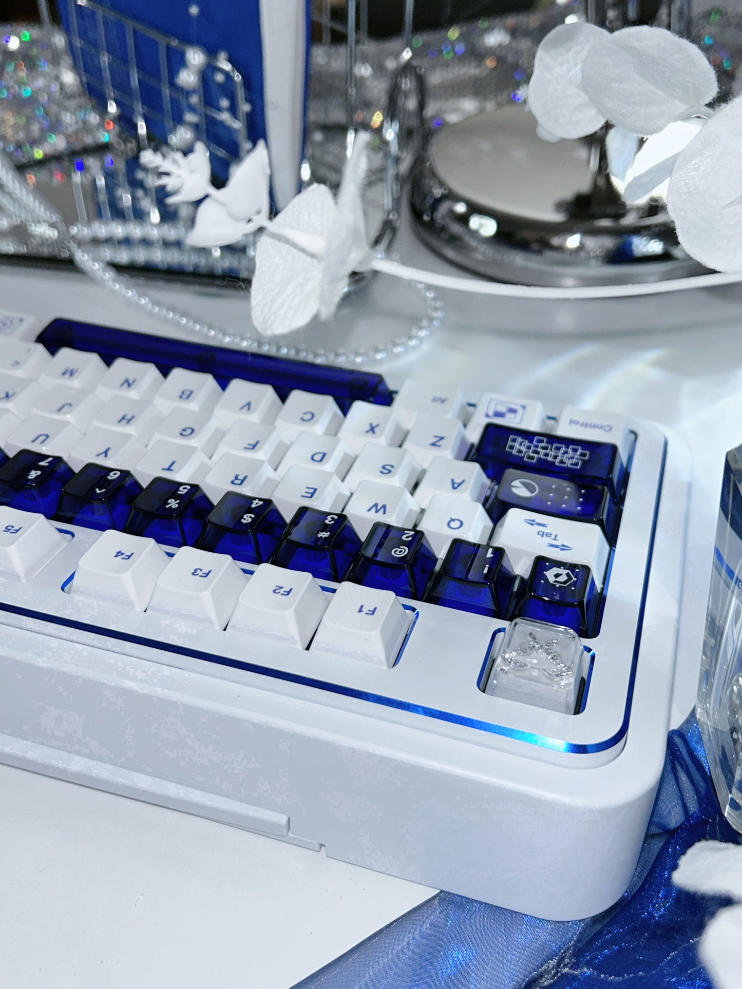 ONLY 1 Instock Prebuilt Aluminum Customized Mechanical Keyboard Rich98 Cold White Silver_Blue Highlighter Set(not including butterfly and pearl decoration)