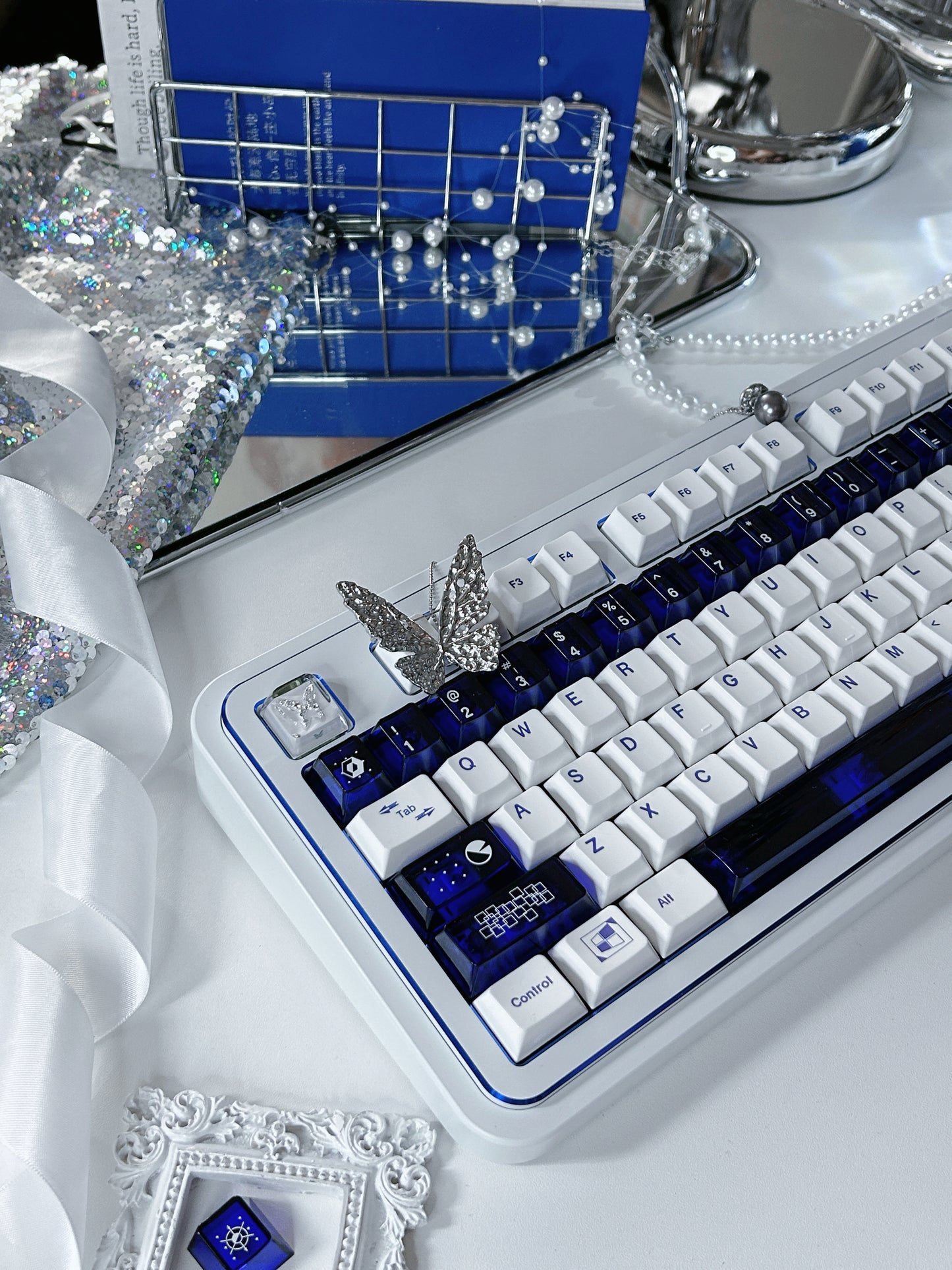 ONLY 1 Instock Prebuilt Aluminum Customized Mechanical Keyboard Rich98 Cold White Silver_Blue Highlighter Set(not including butterfly and pearl decoration)