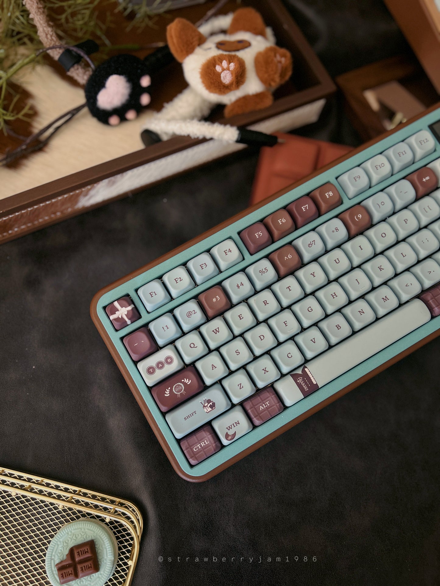 ONLY 1 INSTOCK Prebuilt Aluminum Customized Mechanical Keyboard Bear75 Mint Chocolate set with soft Wristrest without the number pad