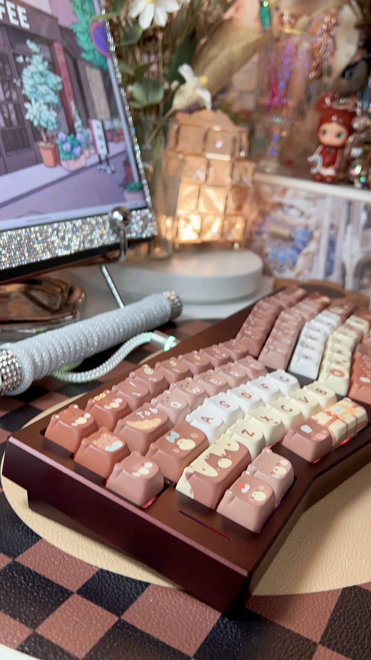 【Preorder】Prebuilt Metallic Brown Ergonomic Retro Alice Aluminum Customized Mechanical Keyboard With Coffee Cream Bear Keycaps