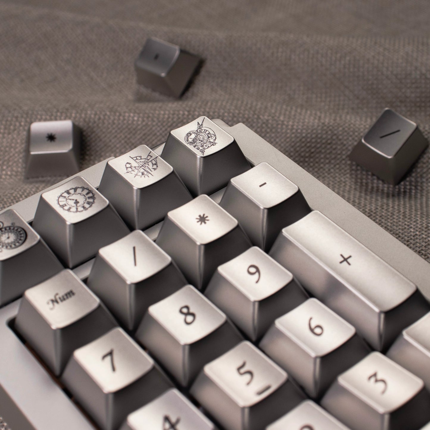 #0177 Time Silver Metallic Keycap Cherry Profile Designed By Womier (The surface of the keycaps is coated with a composite metallic finish; they are not made of solid metal.)