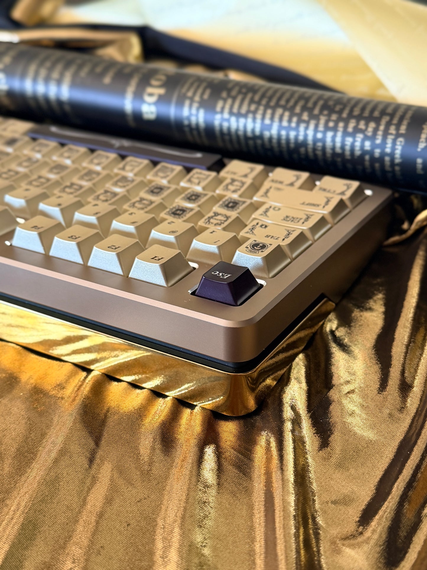 ONLY 1 Instock Prebuilt Aluminum Customized Mechanical Keyboard Buff75 Golden Black + taptempo Fantastic Beasts Medal-Coated Keycaps