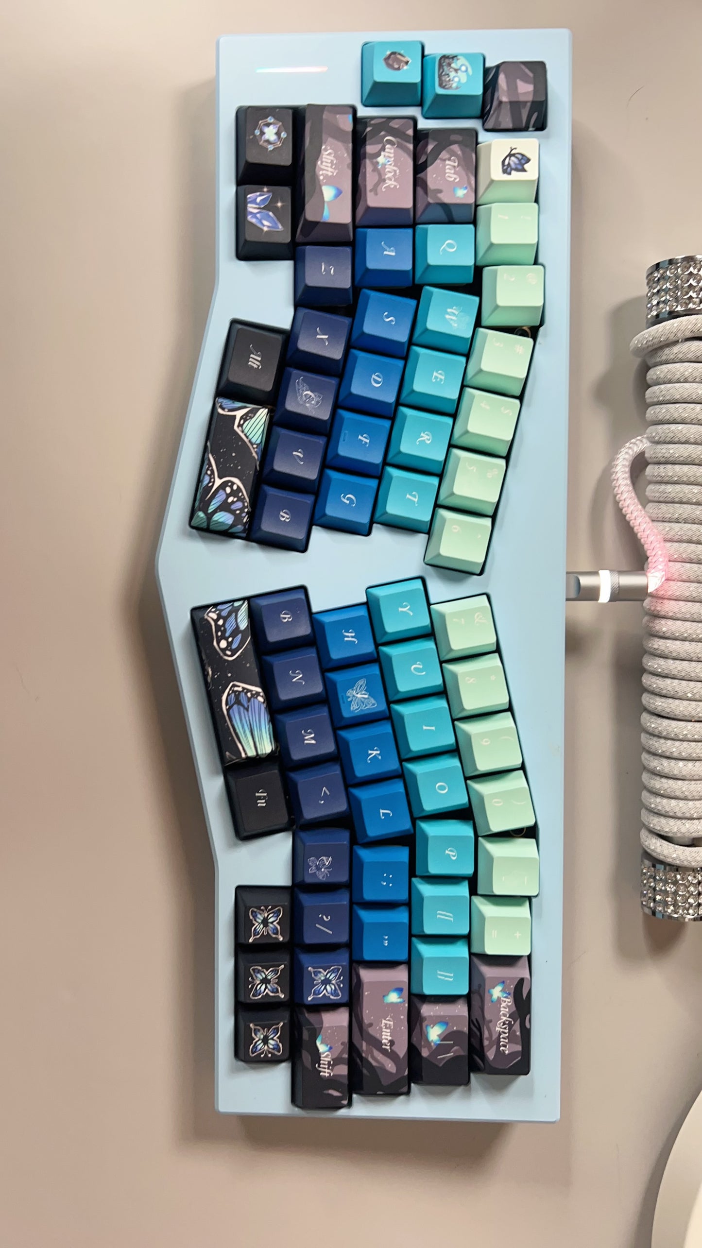 Prebuilt Pastel Blue Spring Ergonomic Aluminum Customized Mechanical Keyboard With Midnight Blue Butterfly Keycaps