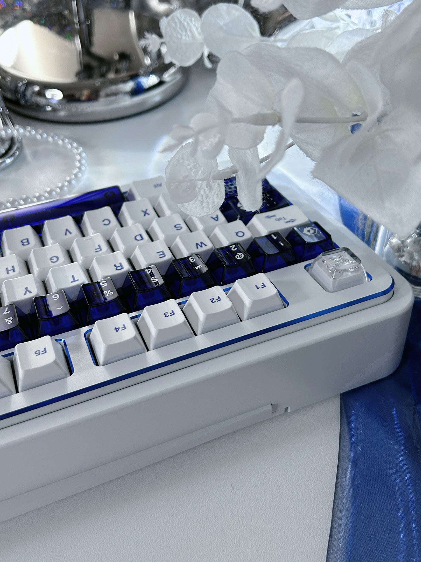 ONLY 1 Instock Prebuilt Aluminum Customized Mechanical Keyboard Rich98 Cold White Silver_Blue Highlighter Set（not including butterfly and pearl decoration）