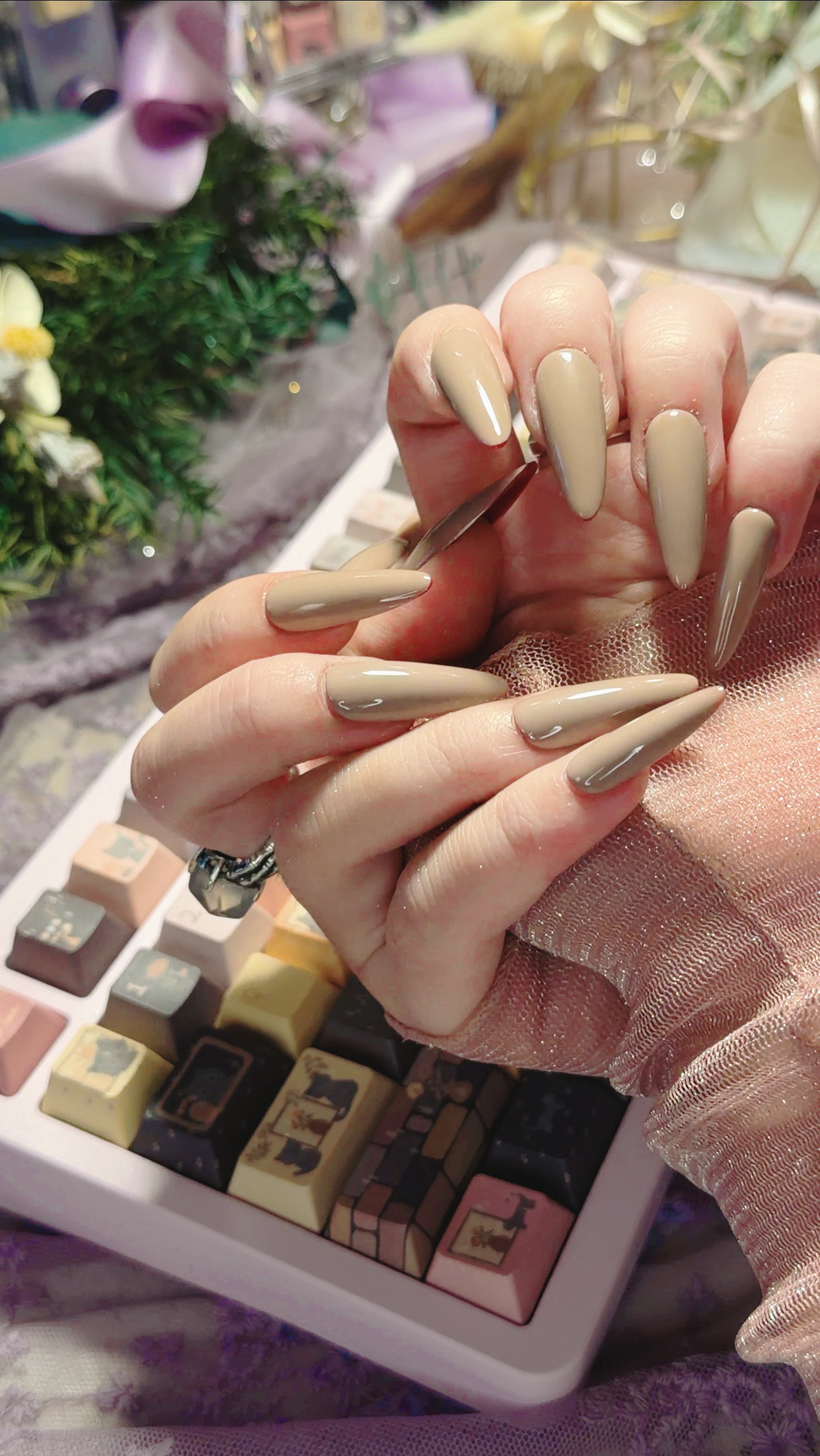 ONLY 1 Left Designer False Nails Red-Bottom High Heels & Milk Tea Long Teardrop Press-On Nails