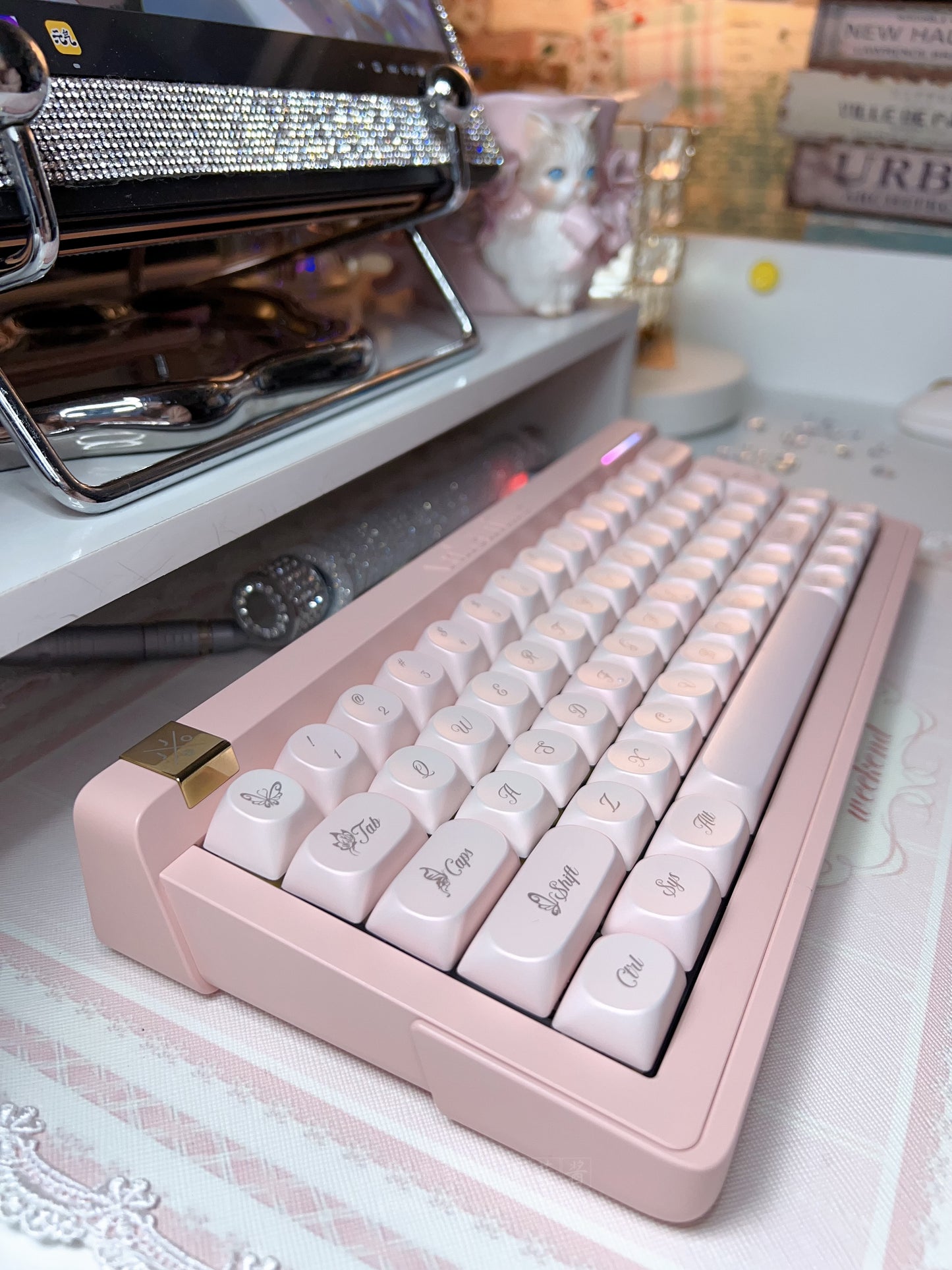 Creamy Pink Luster and Hue of Pearls Mirror Butterfly Soa Profile 135 Keys Mechanical Keyboard Customized Keycaps