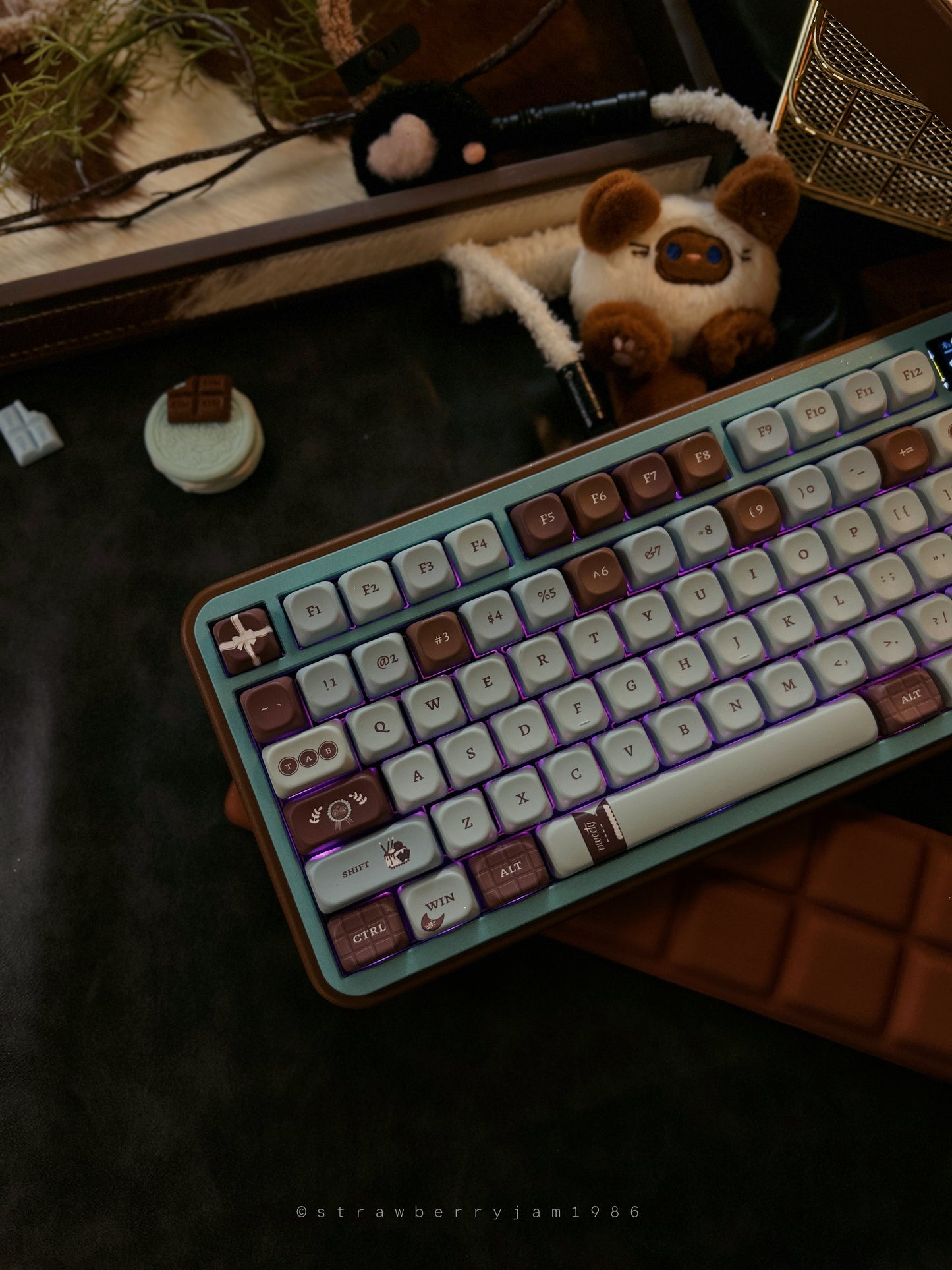 ONLY 1 INSTOCK Prebuilt Aluminum Customized Mechanical Keyboard Bear75 Mint Chocolate set with soft Wristrest without the number pad