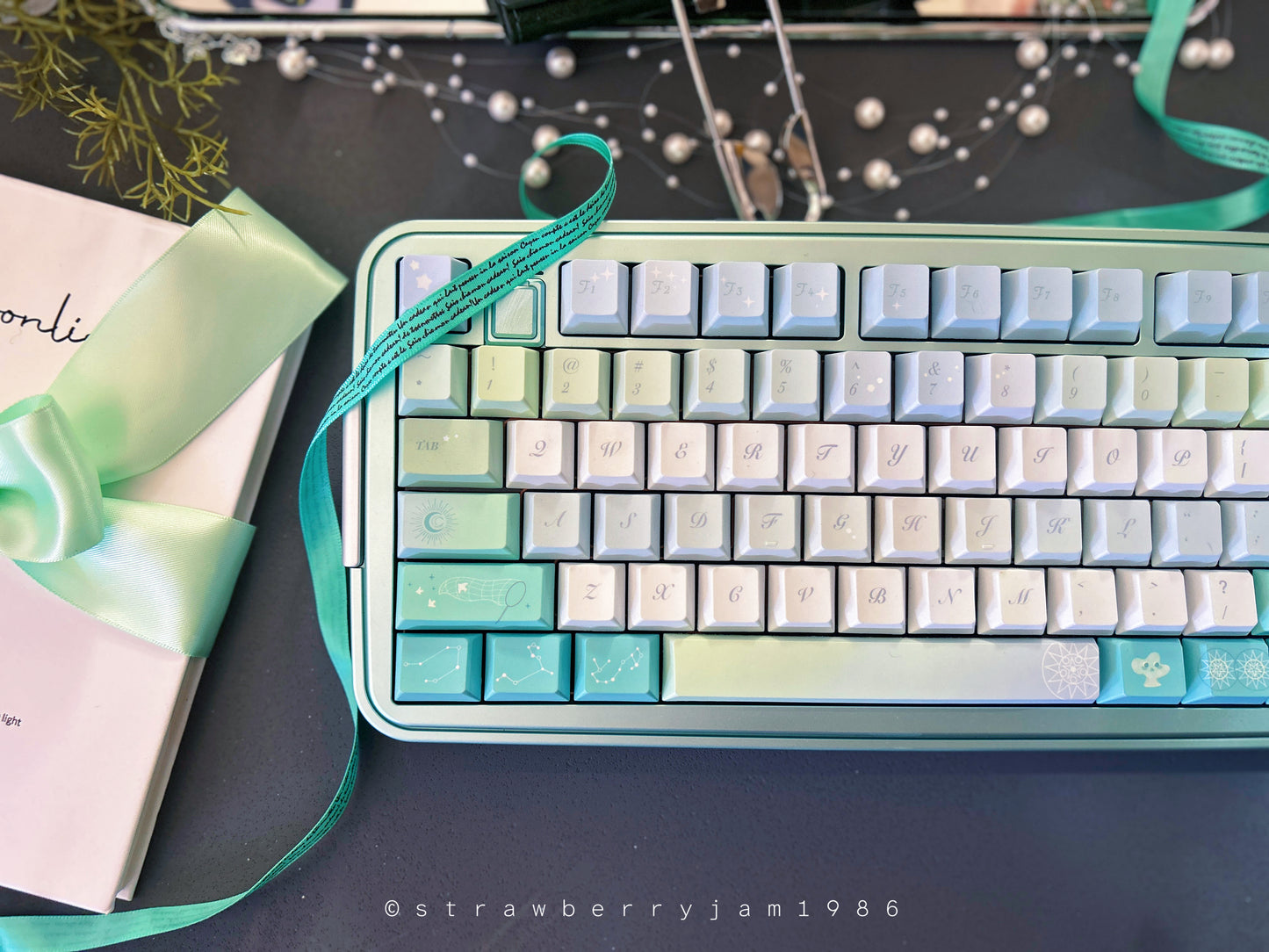 PREORDER Prebuilt Aluminum Customized Mechanical Keyboard Bread75 Anodized Green Set