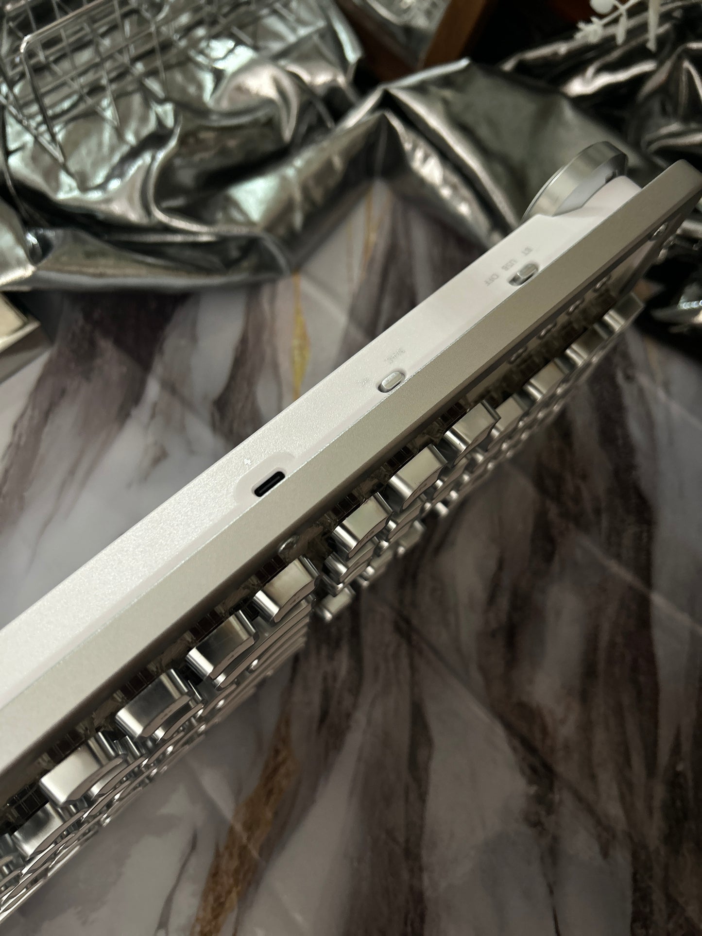 Unboxing For SALEs Azio RC Prestige Mechanical Keyboard, Bluetooth 5.0, Hot-Swappable Switches, PC/Mac