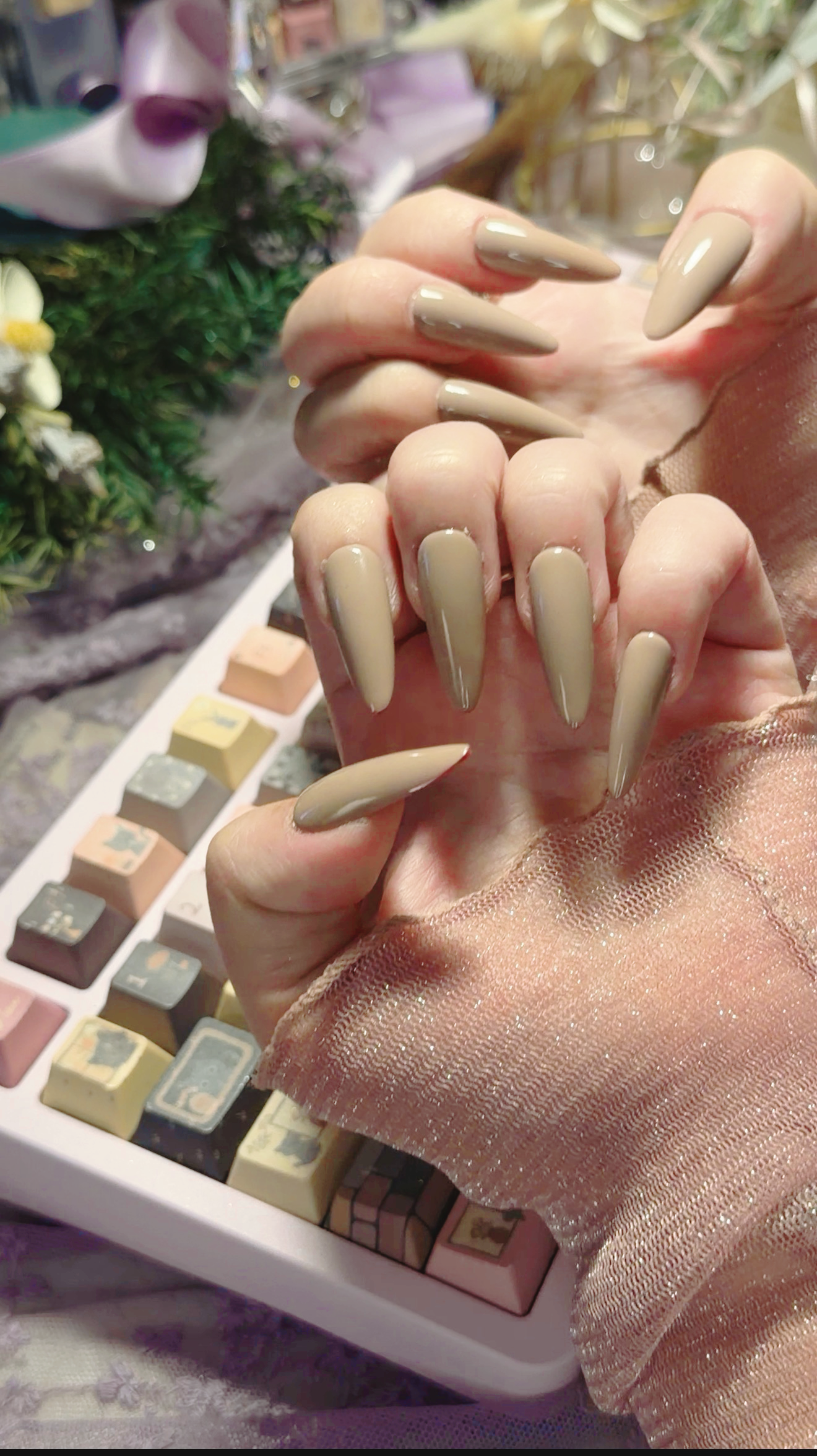 ONLY 1 Left Designer False Nails Red-Bottom High Heels & Milk Tea Long Teardrop Press-On Nails