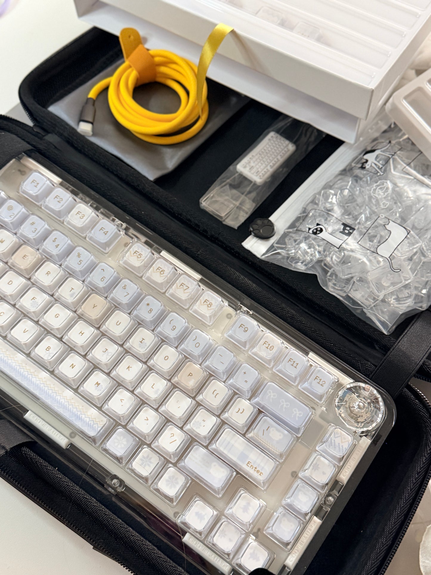 Unboxing Clearance FirstBlood B81 Transparent Mechanical Keyboard ➕ Winter Letter Keycaps（including B81 original clear Keycaps）