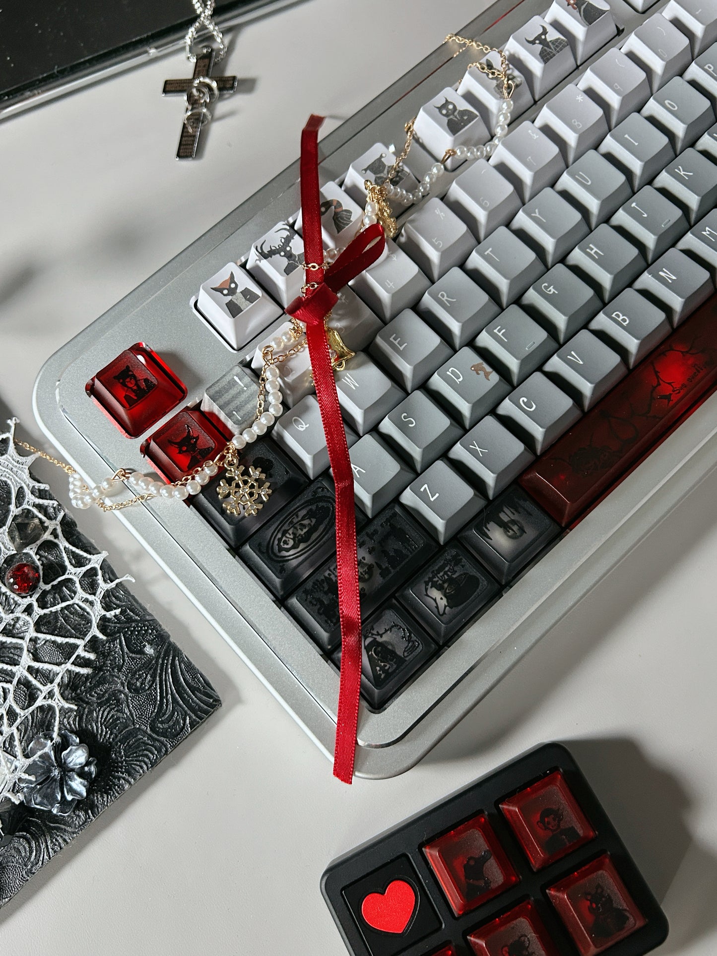 Preorder Prebuilt Aluminum Customized Mechanical Keyboard Rich98 Silver Set（not including the crocodile artisan or hearted decoration tray）