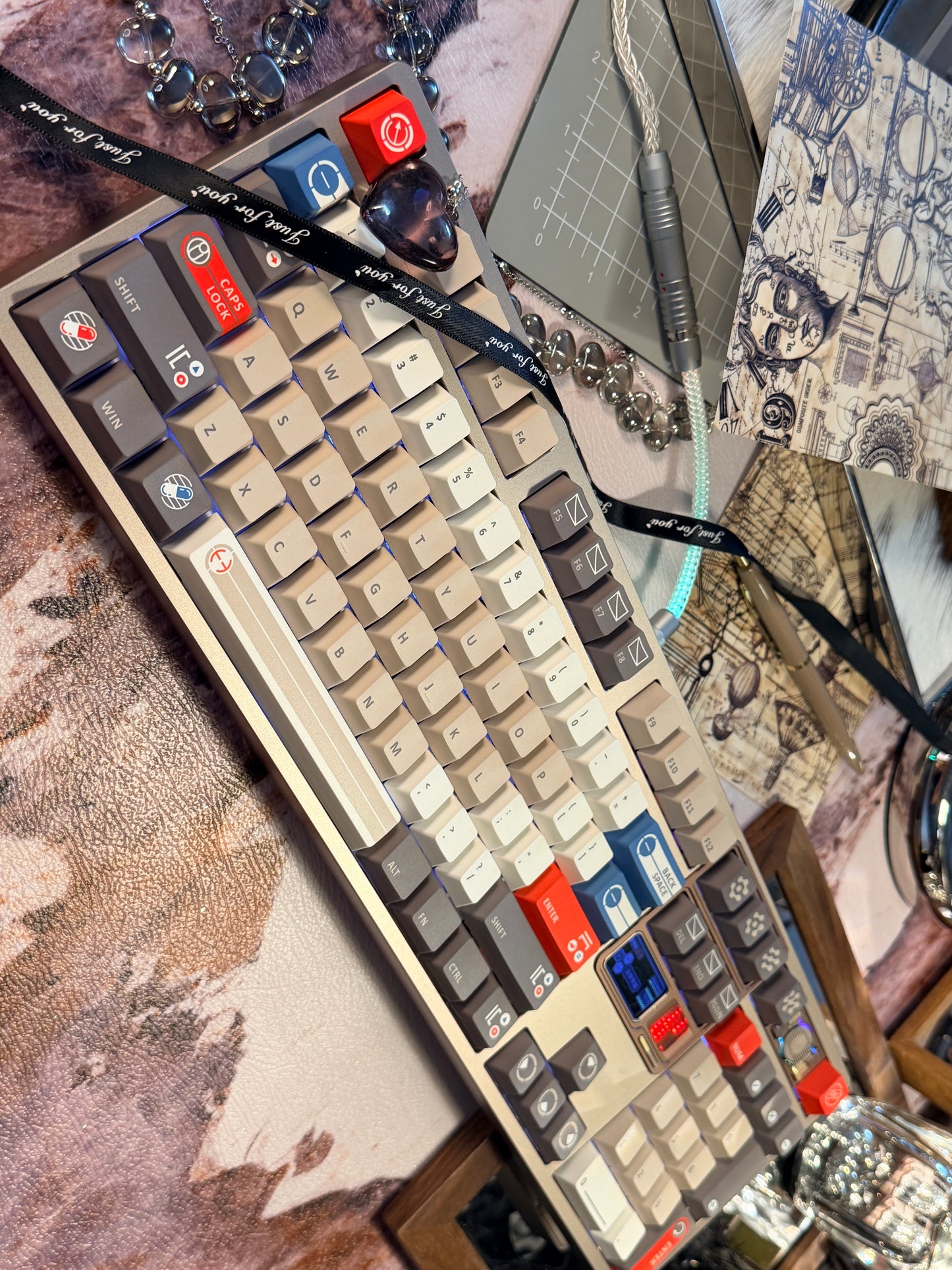 ONLY 1 INSTOCK Prebuilt Aluminum Customized Mechanical Keyboard QK101 Set + KeyTok BCI Keycaps