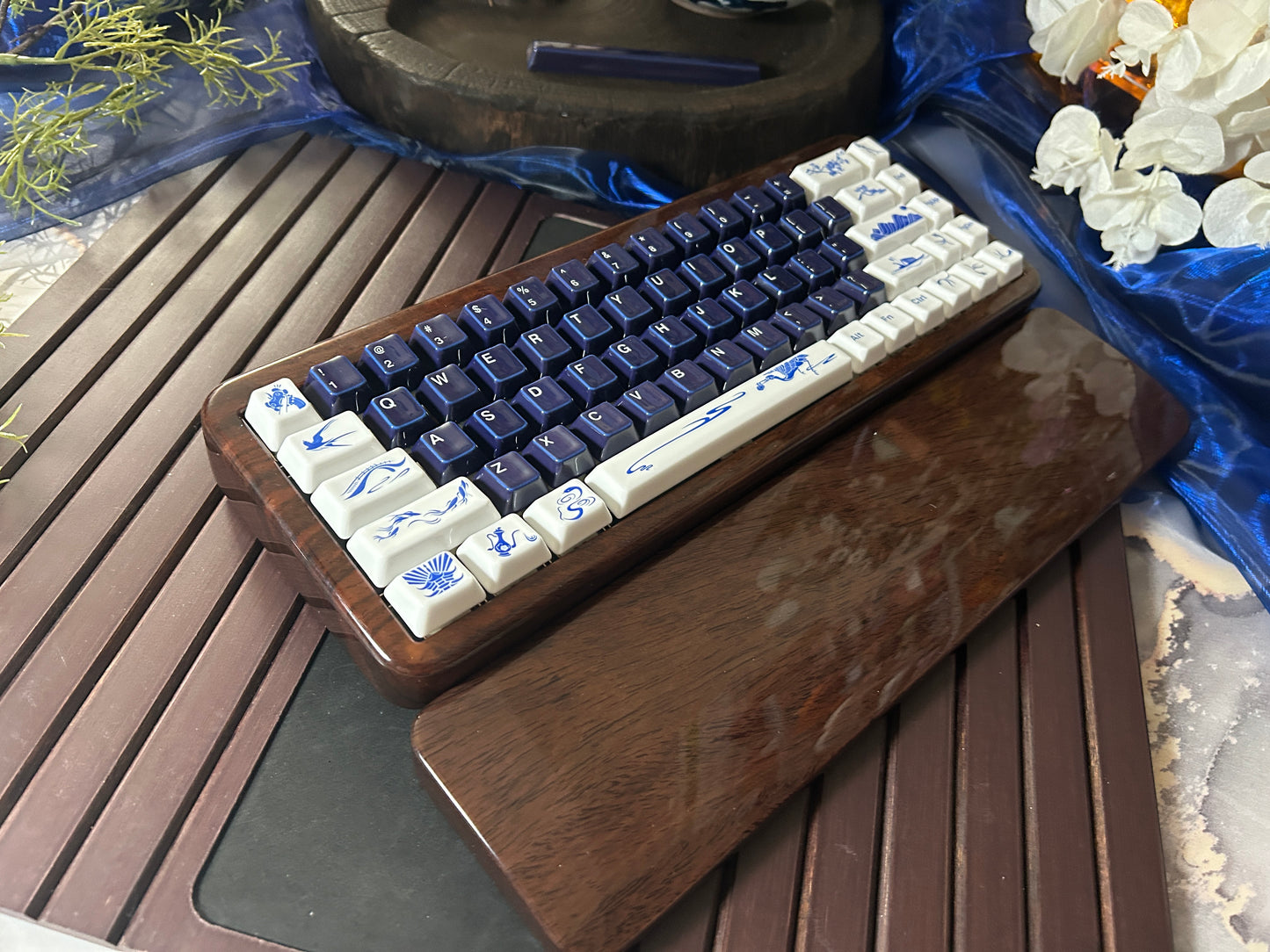 PREORDER Prebuilt Ebony Wood Keyboard Customized Mechanical Keyboard With Wood Wristrest and Snake Ceramic Keycap Set（not including the ceramic Wristrest）
