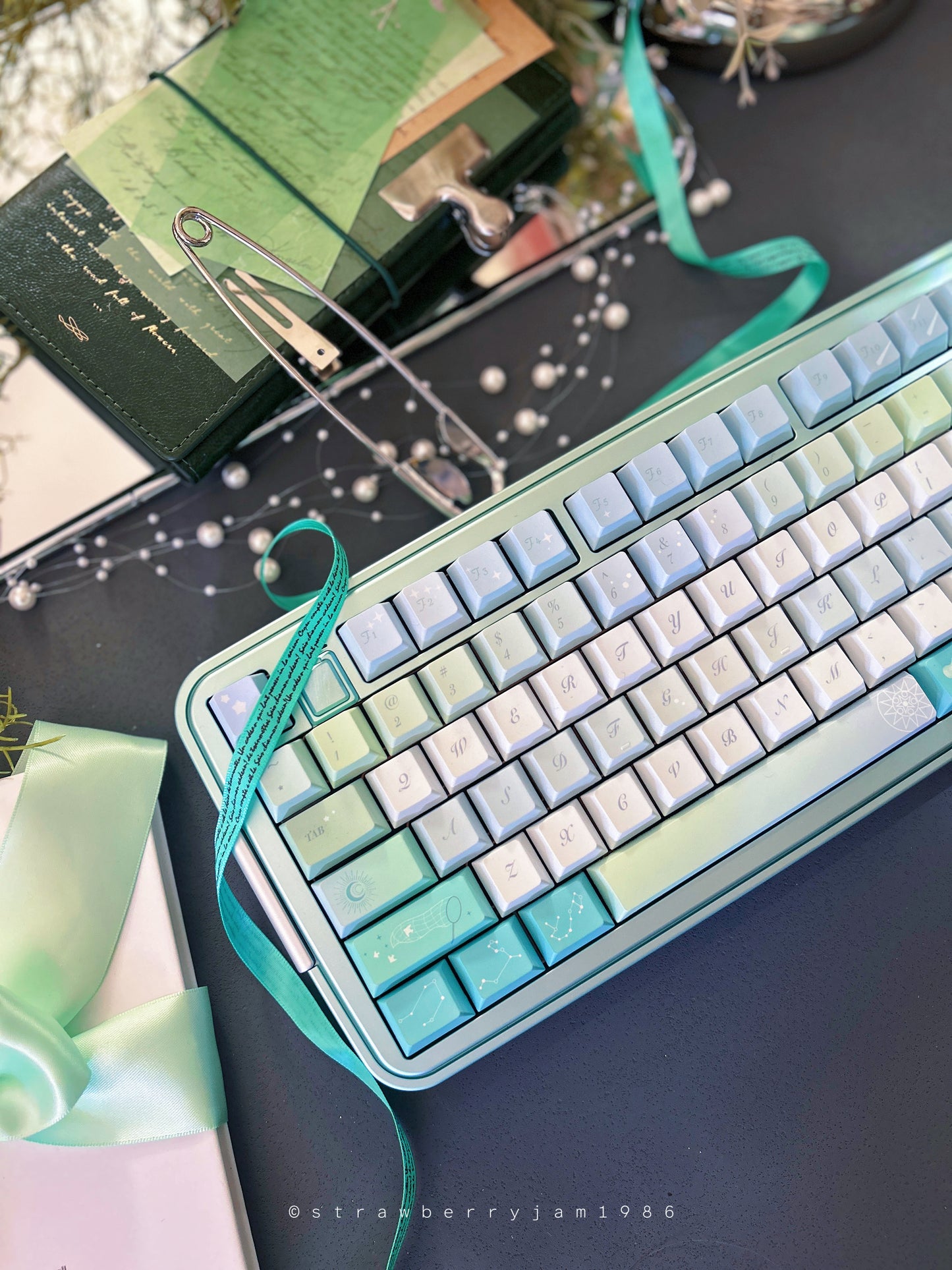 PREORDER Prebuilt Aluminum Customized Mechanical Keyboard Bread75 Anodized Green Set