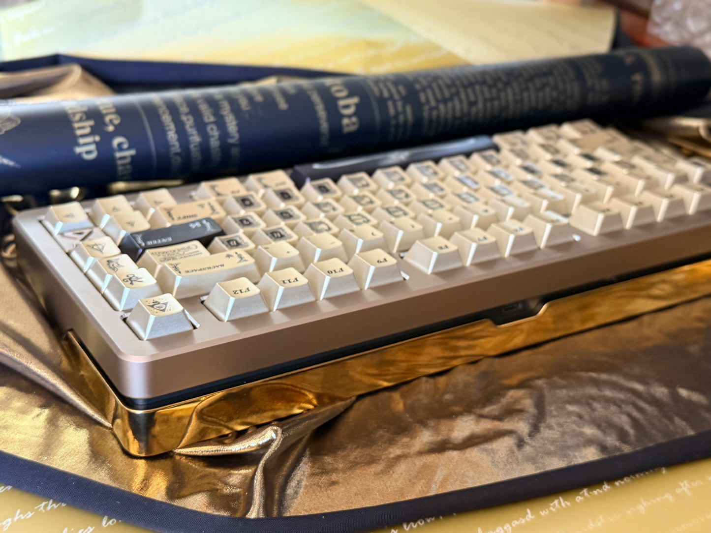 ONLY 1 Instock Prebuilt Aluminum Customized Mechanical Keyboard Buff75 Golden Black + taptempo Fantastic Beasts Medal-Coated Keycaps