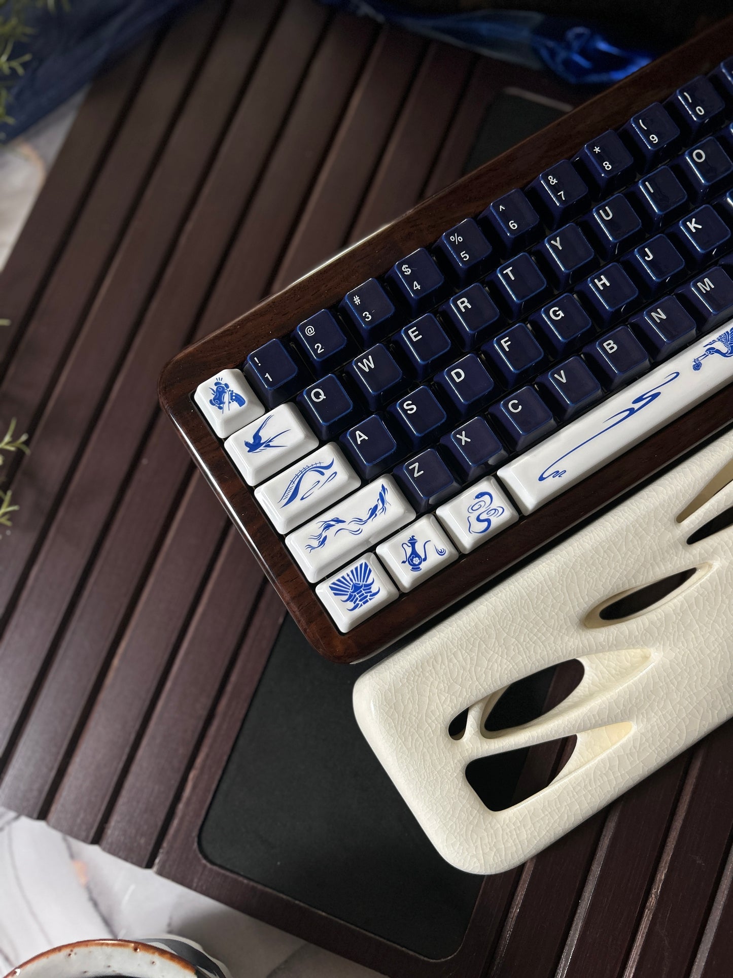 PREORDER Prebuilt Ebony Wood Keyboard Customized Mechanical Keyboard With Wood Wristrest and Snake Ceramic Keycap Set（not including the ceramic Wristrest）