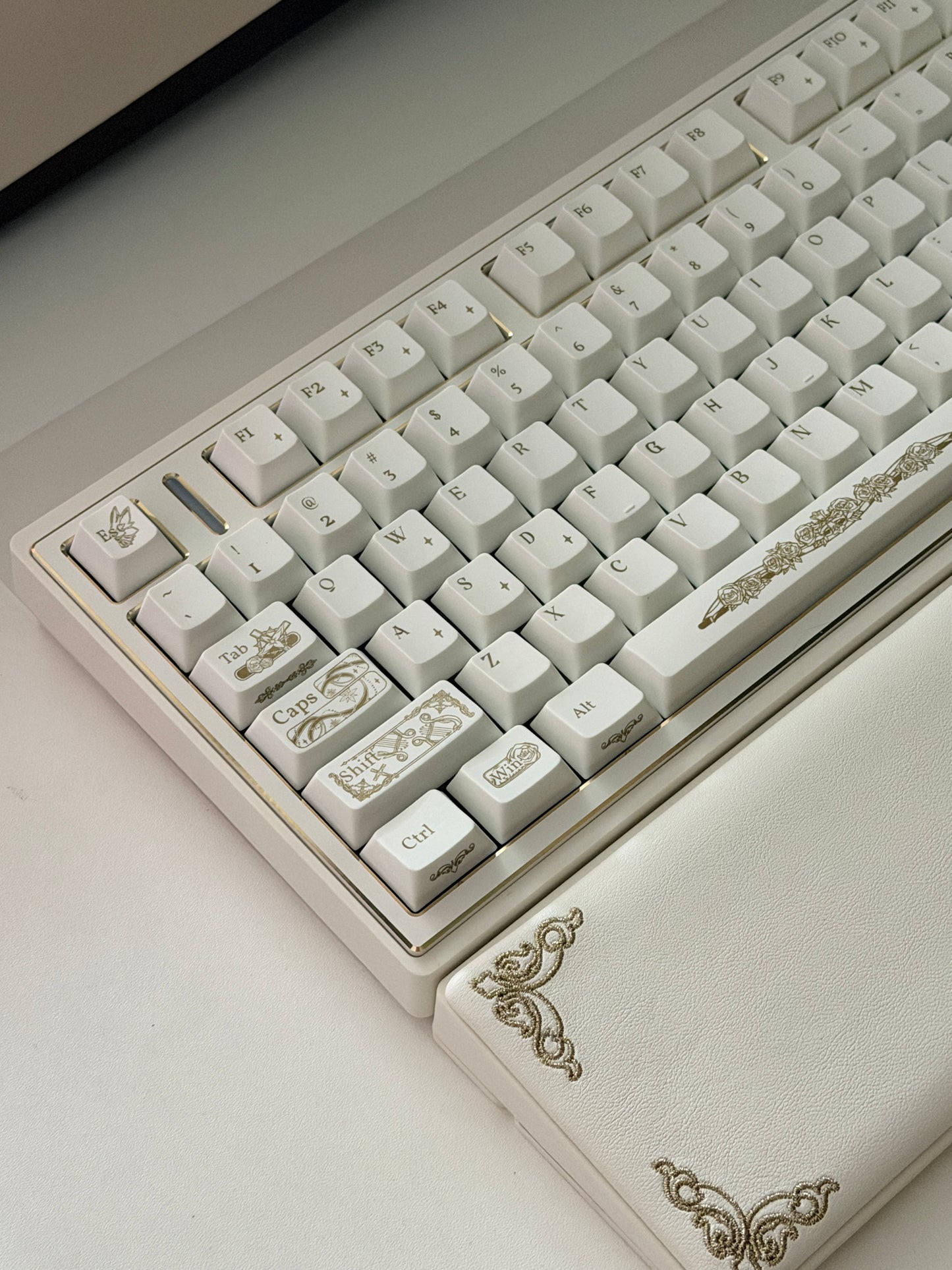 Unboxing Clearance ONLY 1 Instock velocifiretech Bat Knight Live100 Mechanical Keyboard- White Gold With Wristrest