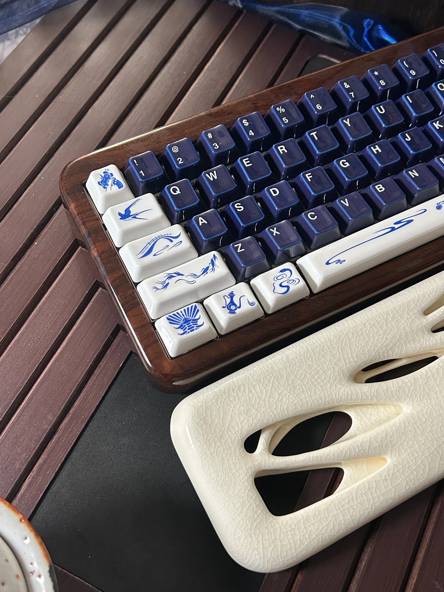 PREORDER Prebuilt Ebony Wood Keyboard Customized Mechanical Keyboard With Wood Wristrest and Snake Ceramic Keycap Set（not including the ceramic Wristrest）