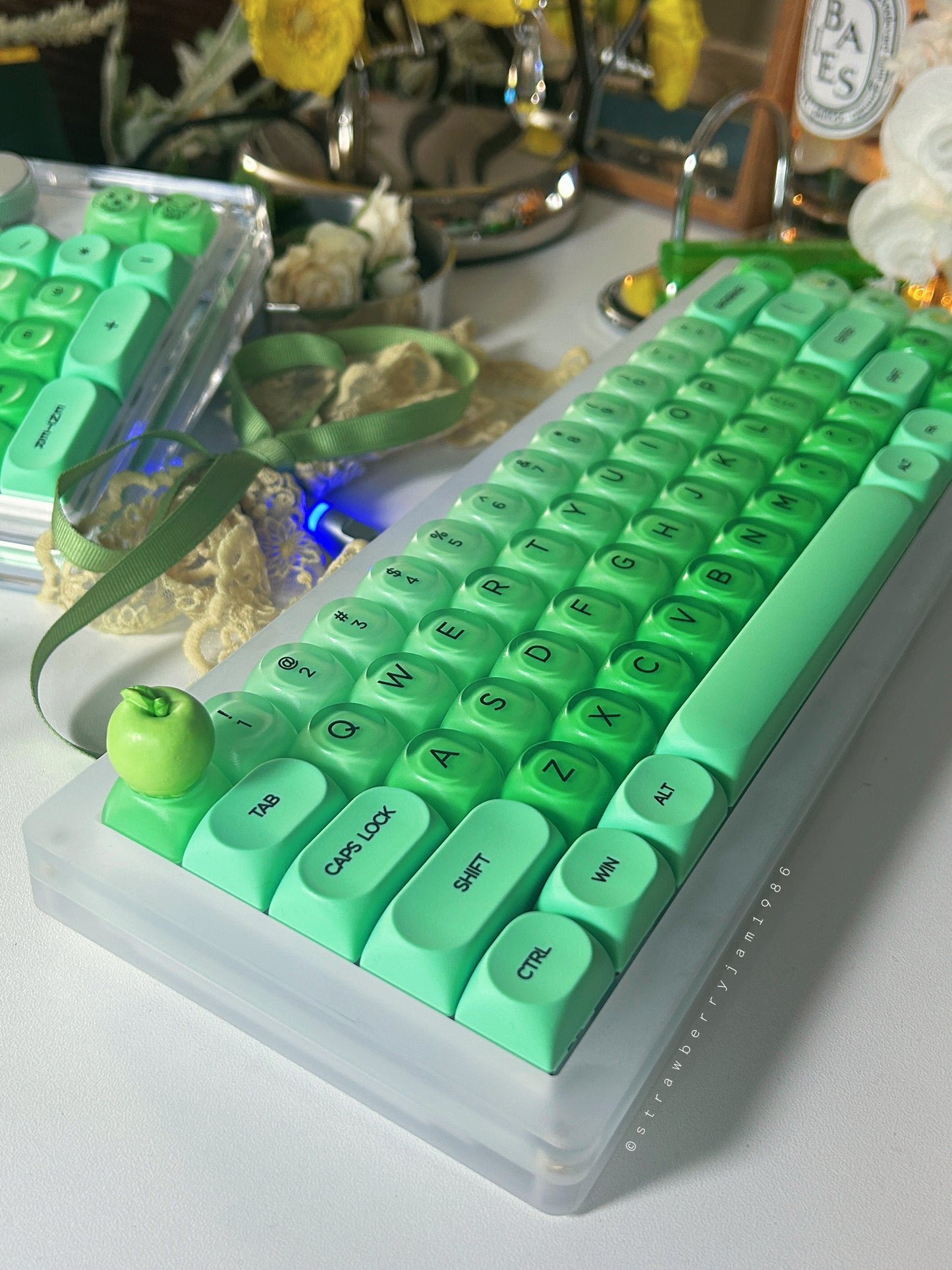 Unboxing Sample For Sales ONLY 1 Instock Prebuilt Frosted Matte Acrylic Customized Mechanical Keyboard FK68 Pro Green Gradient Apple Set（not including the number pad）