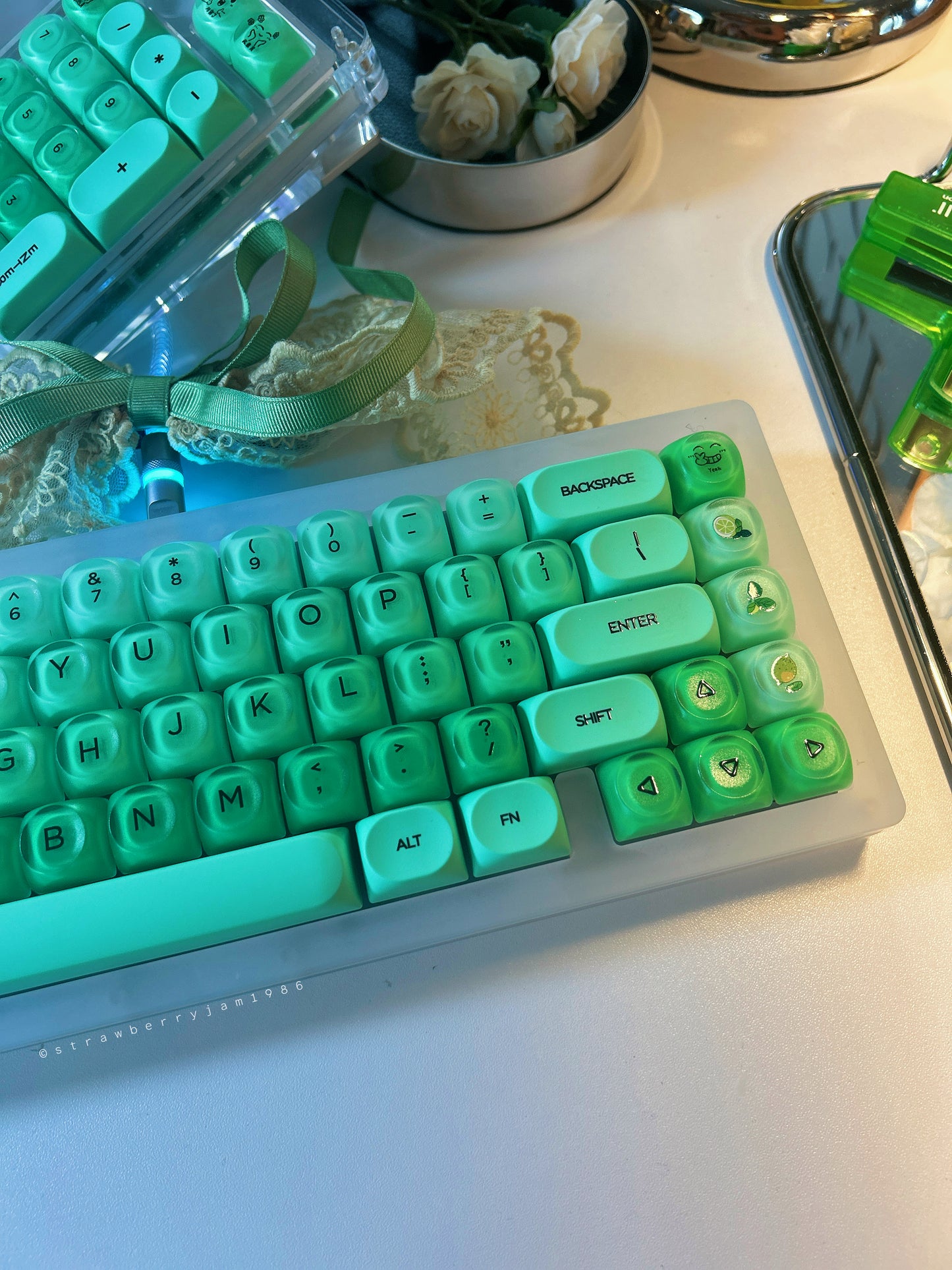 Unboxing Sample For Sales ONLY 1 Instock Prebuilt Frosted Matte Acrylic Customized Mechanical Keyboard FK68 Pro Green Gradient Apple Set（not including the number pad）