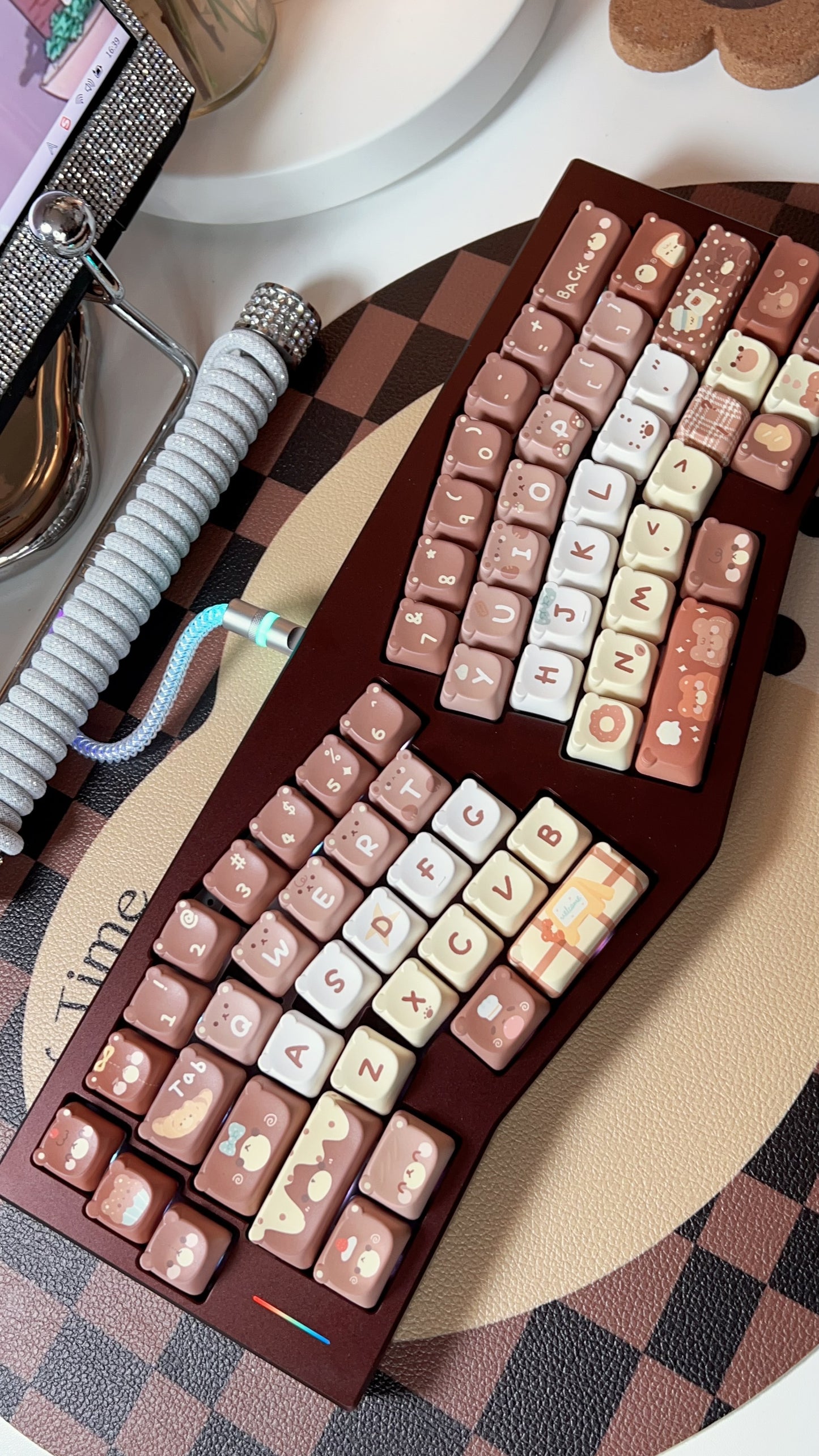 【Preorder】Prebuilt Metallic Brown Ergonomic Retro Alice Aluminum Customized Mechanical Keyboard With Coffee Cream Bear Keycaps