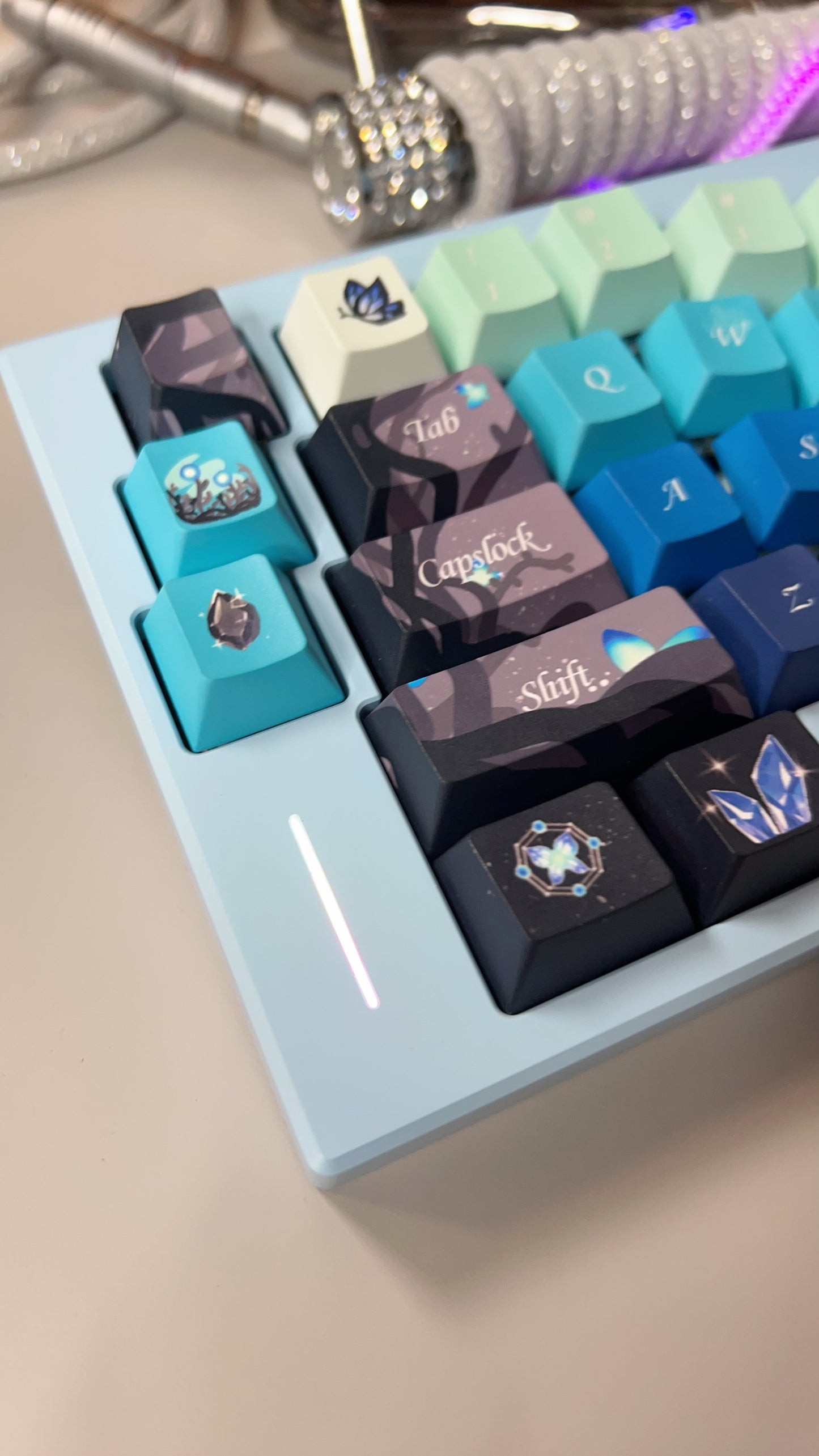 Prebuilt Pastel Blue Spring Ergonomic Aluminum Customized Mechanical Keyboard With Midnight Blue Butterfly Keycaps