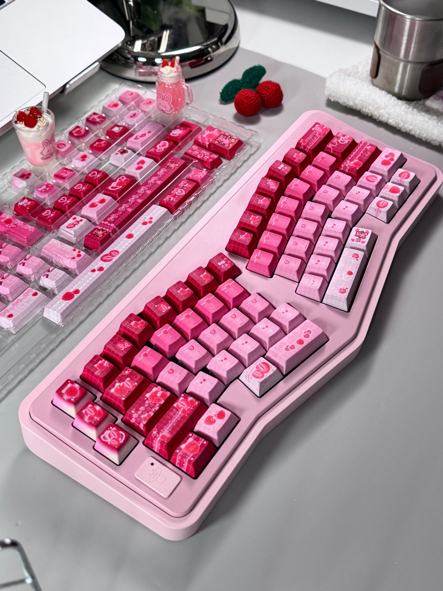 #0270 [Limited Edition] Cute Pink Strawberry Bear Keycap Cherry Profile （Not including keyboard）