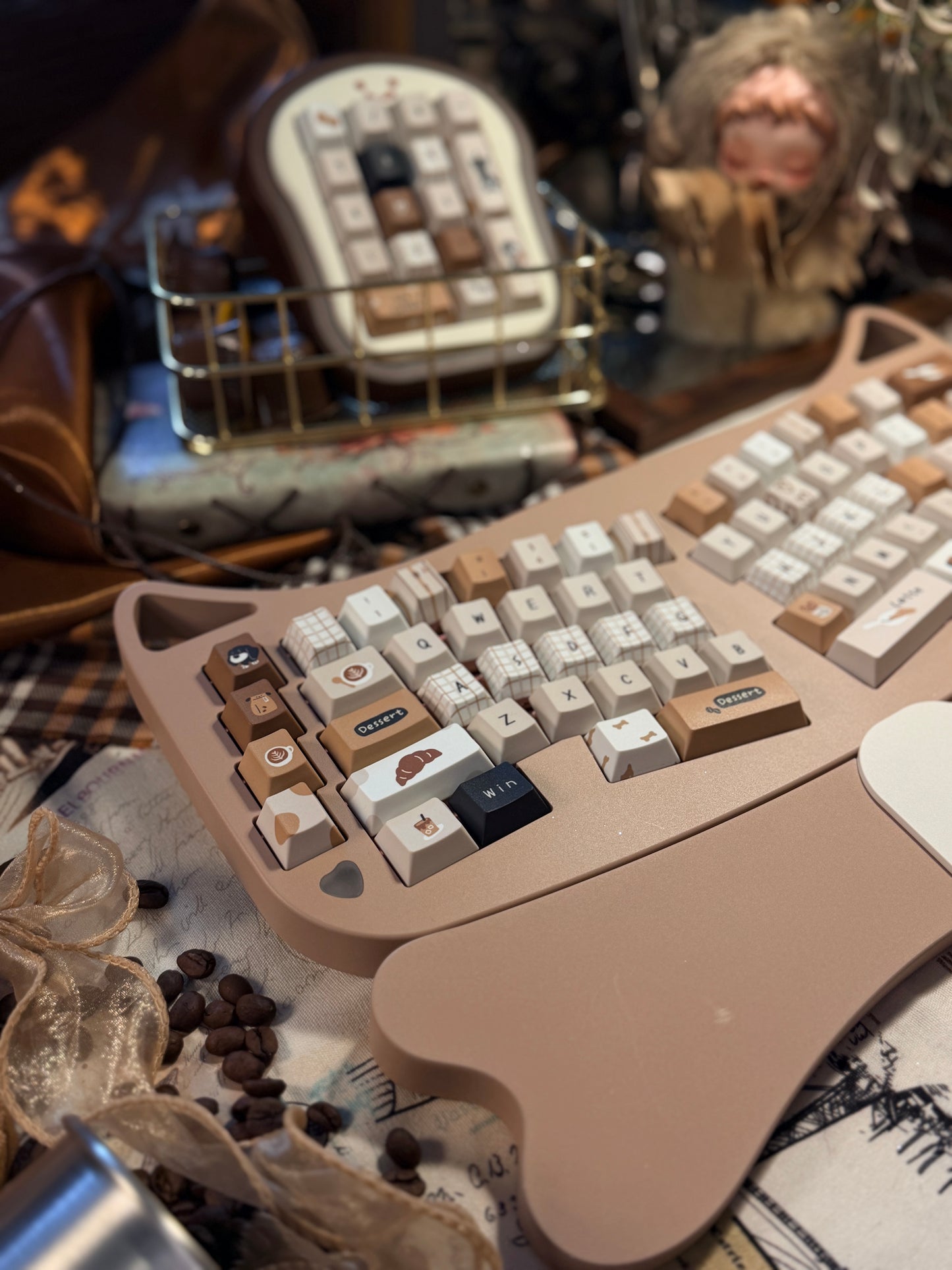 ONLY 1 Instock Prebuilt Aluminum Customized Mechanical Keyboard Corgi Alice Ergonomic Chocolate Set With Wristrest & Bread Pad