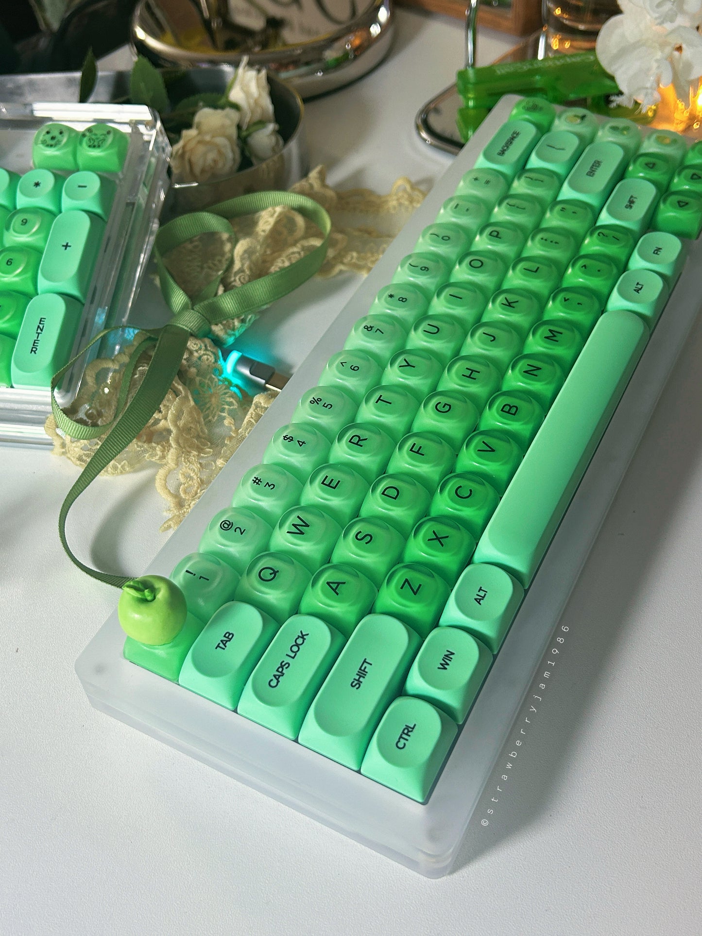 Unboxing Sample For Sales ONLY 1 Instock Prebuilt Frosted Matte Acrylic Customized Mechanical Keyboard FK68 Pro Green Gradient Apple Set（not including the number pad）