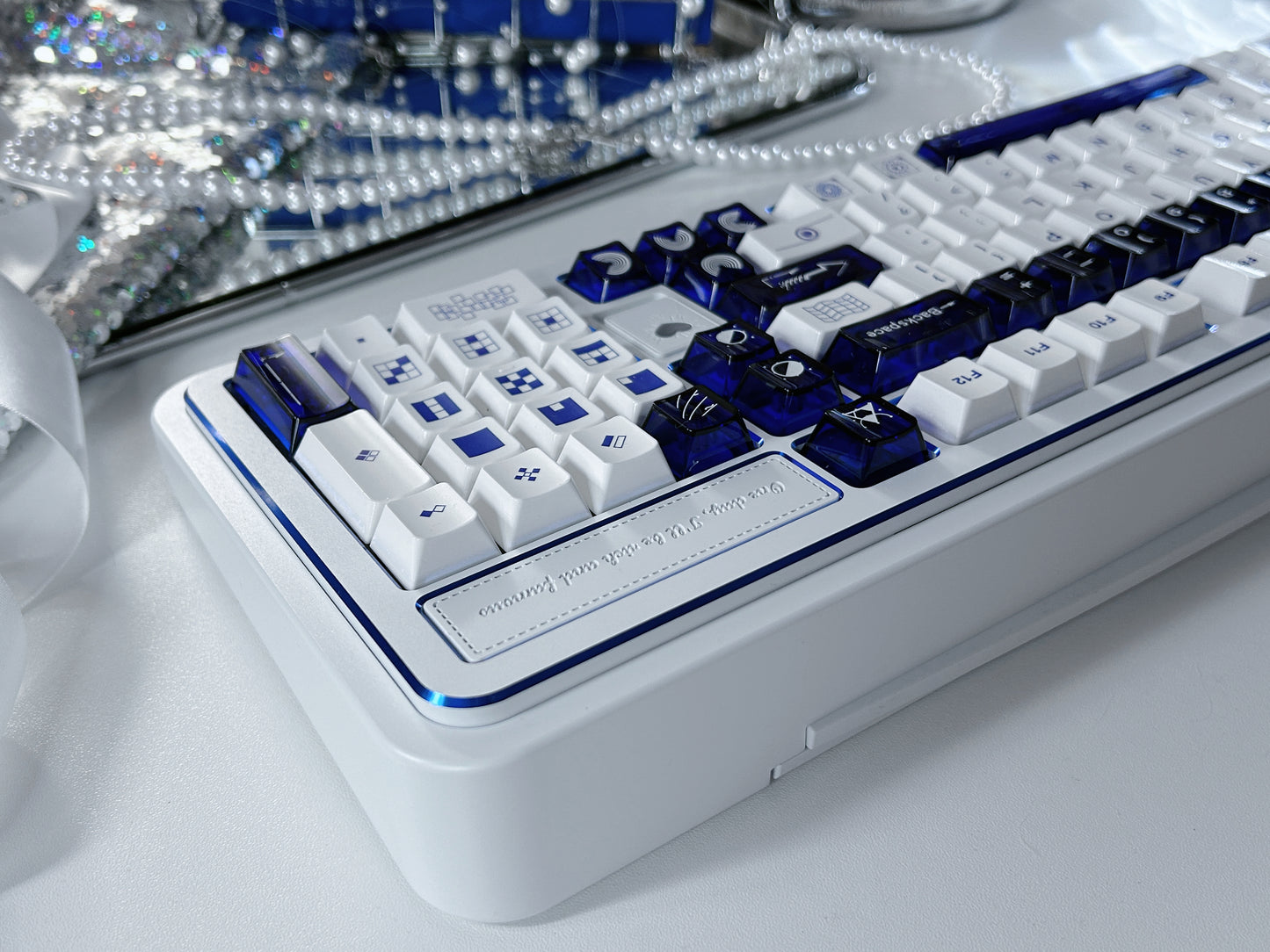 ONLY 1 Instock Prebuilt Aluminum Customized Mechanical Keyboard Rich98 Cold White Silver_Blue Highlighter Set（not including butterfly and pearl decoration）