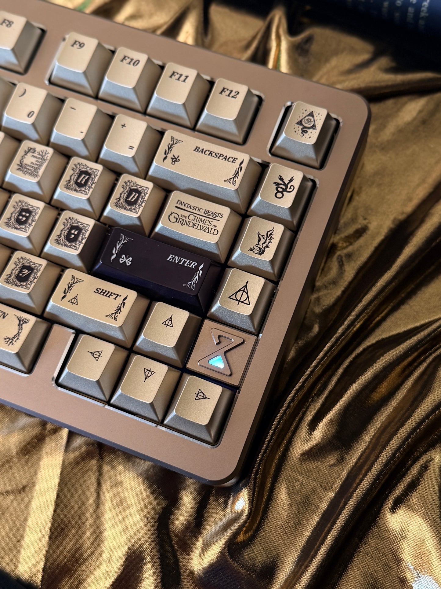 ONLY 1 Instock Prebuilt Aluminum Customized Mechanical Keyboard Buff75 Golden Black + taptempo Fantastic Beasts Medal-Coated Keycaps