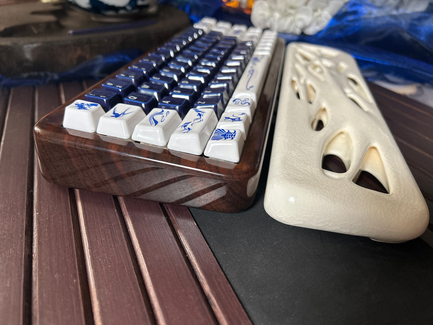 PREORDER Prebuilt Ebony Wood Keyboard Customized Mechanical Keyboard With Wood Wristrest and Snake Ceramic Keycap Set（not including the ceramic Wristrest）