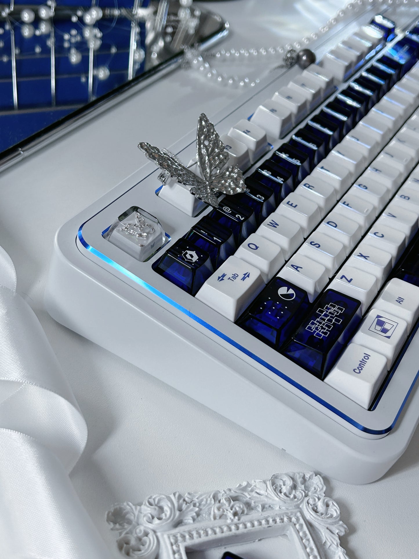 ONLY 1 Instock Prebuilt Aluminum Customized Mechanical Keyboard Rich98 Cold White Silver_Blue Highlighter Set（not including butterfly and pearl decoration）