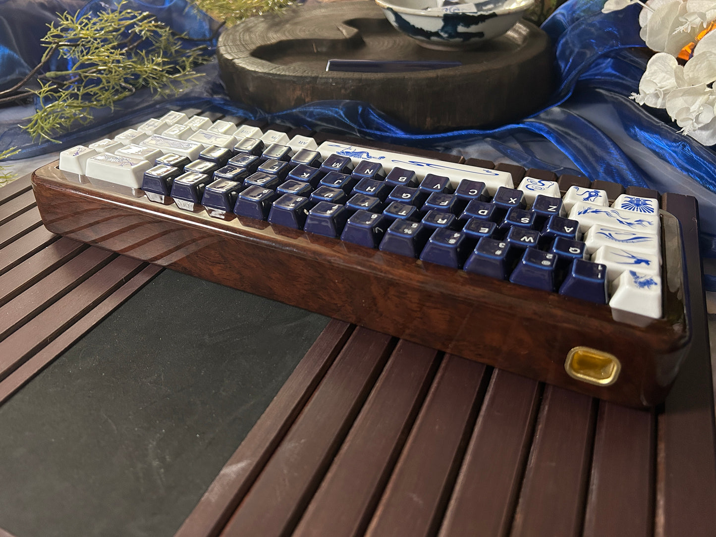 PREORDER Prebuilt Ebony Wood Keyboard Customized Mechanical Keyboard With Wood Wristrest and Snake Ceramic Keycap Set（not including the ceramic Wristrest）