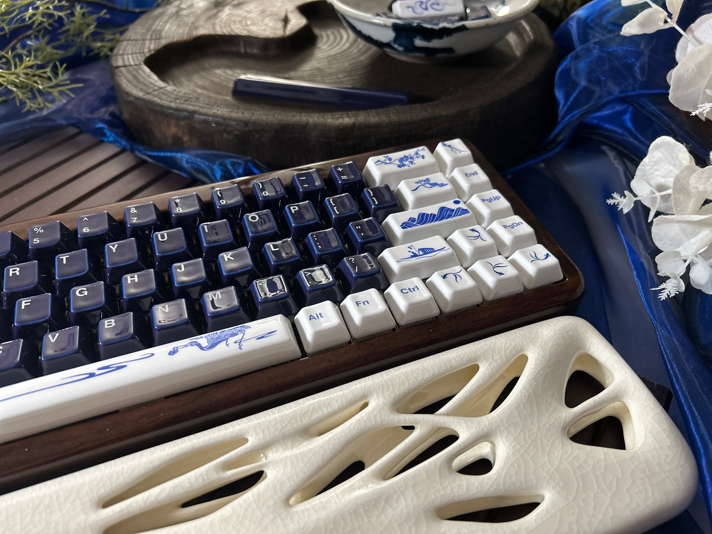PREORDER Prebuilt Ebony Wood Keyboard Customized Mechanical Keyboard With Wood Wristrest and Snake Ceramic Keycap Set（not including the ceramic Wristrest）